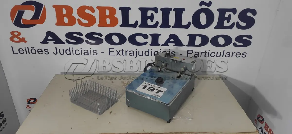 LOTE 197 - 01 - FRITADEIRA ELÉTRICA 1 CUBA COM TAMPA 110V (NO ESTADO, NÃO SABEMOS SE FUNCIONA. LEILÃO NÃO TEM GARANTIA E NEM DEVOLUÇÃO, SUJEITO A POSSÍVEIS AVARIAS VISÍVEIS/OCULTAS E/OU AUSÊNCIA DE COMPONENTES)
