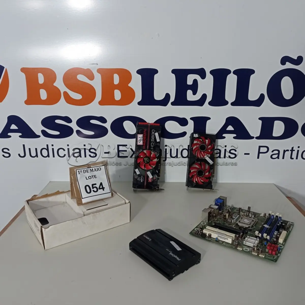 LOTE 054 - 01 PLACA MÃE PARA PC, 02 PLACAS DE VÍDEO E 01 INTERFACE DE CELULAR PLUGCELL GT111. (NO ESTADO) ATENÇÃO! FAZER A VISITAÇÃO ANTES DE ARREMATAR, NÃO SABEMOS SE FUNCIONA. LEILÃO NÃO TEM GARANTIA E NEM DEVOLUÇÃO, SUJEITO A POSSÍVEIS AVARIAS VISÍVEIS/OCULTAS E/OU AUSÊNCIA DE COMPONENTES.
