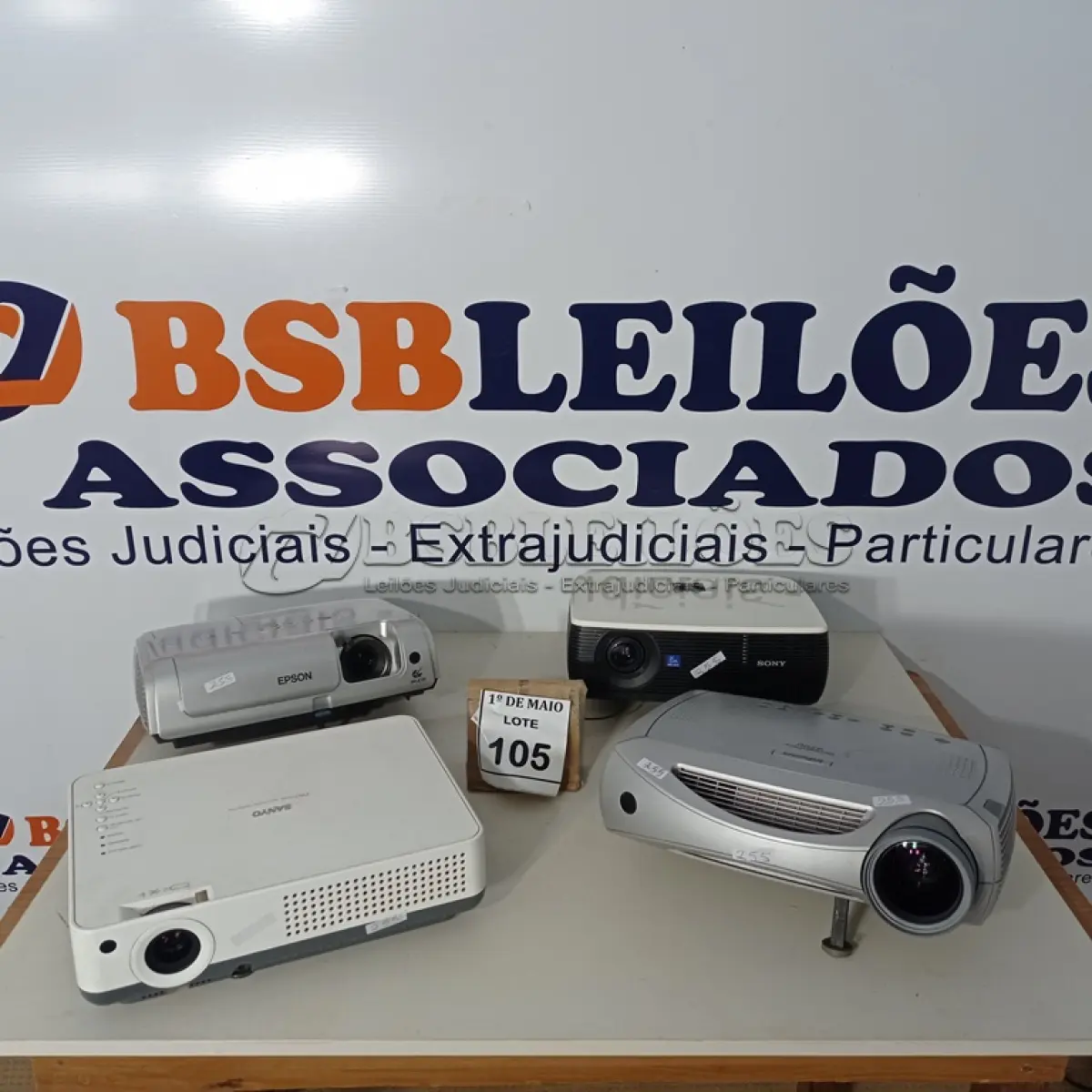 LOTE 105 - 04 PROJETORES MULTIMIDEA COM AVARIAS. (NO ESTADO) ATENÇÃO! FAZER A VISITAÇÃO ANTES DE ARREMATAR, NÃO SABEMOS SE FUNCIONA. LEILÃO NÃO TEM GARANTIA E NEM DEVOLUÇÃO, SUJEITO A POSSÍVEIS AVARIAS VISÍVEIS/OCULTAS E/OU AUSÊNCIA DE COMPONENTES.