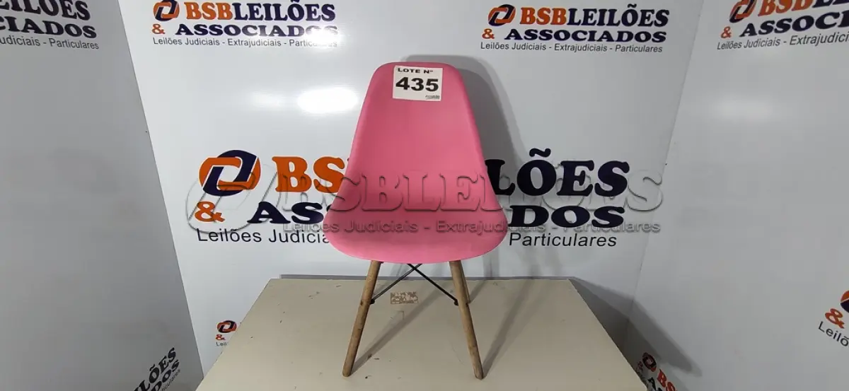 LOTE 435 - 01 - CADEIRA EAMES EIFFEL (NO ESTADO, NÃO SABEMOS SE FUNCIONA. LEILÃO NÃO TEM GARANTIA E NEM DEVOLUÇÃO, SUJEITO A POSSÍVEIS AVARIAS VISÍVEIS/OCULTAS E/OU AUSÊNCIA DE COMPONENTES)