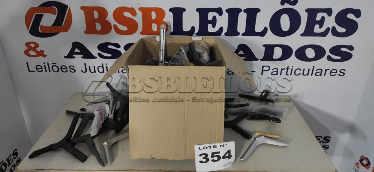 LOTE 354 - 01 LOTE C/ SUPORTES DE TELEVISORES DIVERSOS (NO ESTADO, NÃO SABEMOS SE FUNCIONA. LEILÃO NÃO TEM GARANTIA E NEM DEVOLUÇÃO, SUJEITO A POSSÍVEIS AVARIAS VISÍVEIS/OCULTAS E/OU AUSÊNCIA DE COMPONENTES)