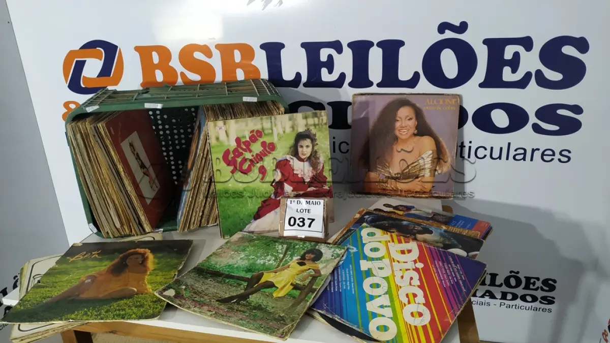 LOTE 037 - 01 LOTE COM APROXIMADAMENTE 100 DISCOS DE VINIL VARIADOS. (NO ESTADO) ATENÇÃO! FAZER A VISITAÇÃO ANTES DE ARREMATAR, NÃO SABEMOS SE FUNCIONA. LEILÃO NÃO TEM GARANTIA E NEM DEVOLUÇÃO, SUJEITO A POSSÍVEIS AVARIAS VISÍVEIS/OCULTAS E/OU AUSÊNCIA DE COMPONENTES.