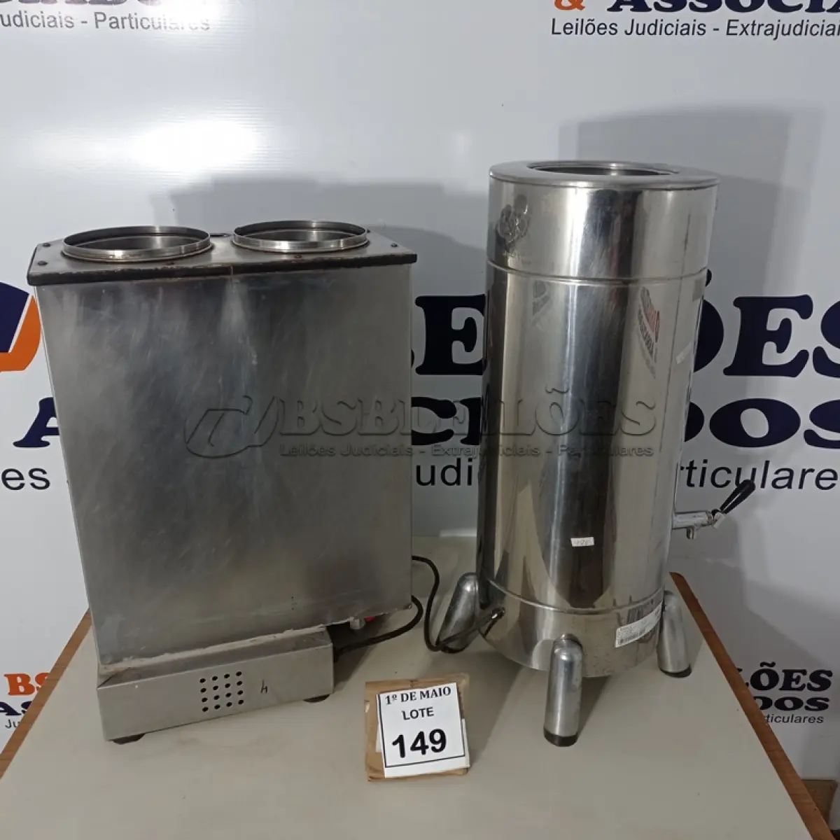 LOTE 149 - 02 CAFETEIRAS EM INOX.  (NO ESTADO) ATENÇÃO! FAZER A VISITAÇÃO ANTES DE ARREMATAR, NÃO SABEMOS SE FUNCIONA. LEILÃO NÃO TEM GARANTIA E NEM DEVOLUÇÃO, SUJEITO A POSSÍVEIS AVARIAS VISÍVEIS/OCULTAS E/OU AUSÊNCIA DE COMPONENTES.