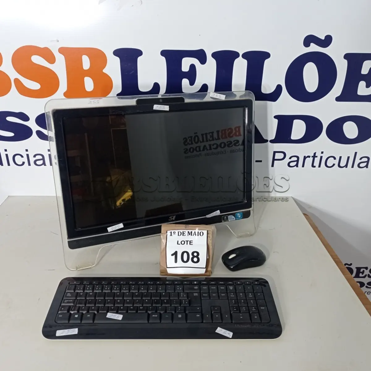 LOTE 108 - 01 PC ALL IN ONE MSI COM TECLADO E MOUSE. (NO ESTADO) ATENÇÃO! FAZER A VISITAÇÃO ANTES DE ARREMATAR, NÃO SABEMOS SE FUNCIONA. LEILÃO NÃO TEM GARANTIA E NEM DEVOLUÇÃO, SUJEITO A POSSÍVEIS AVARIAS VISÍVEIS/OCULTAS E/OU AUSÊNCIA DE COMPONENTES.