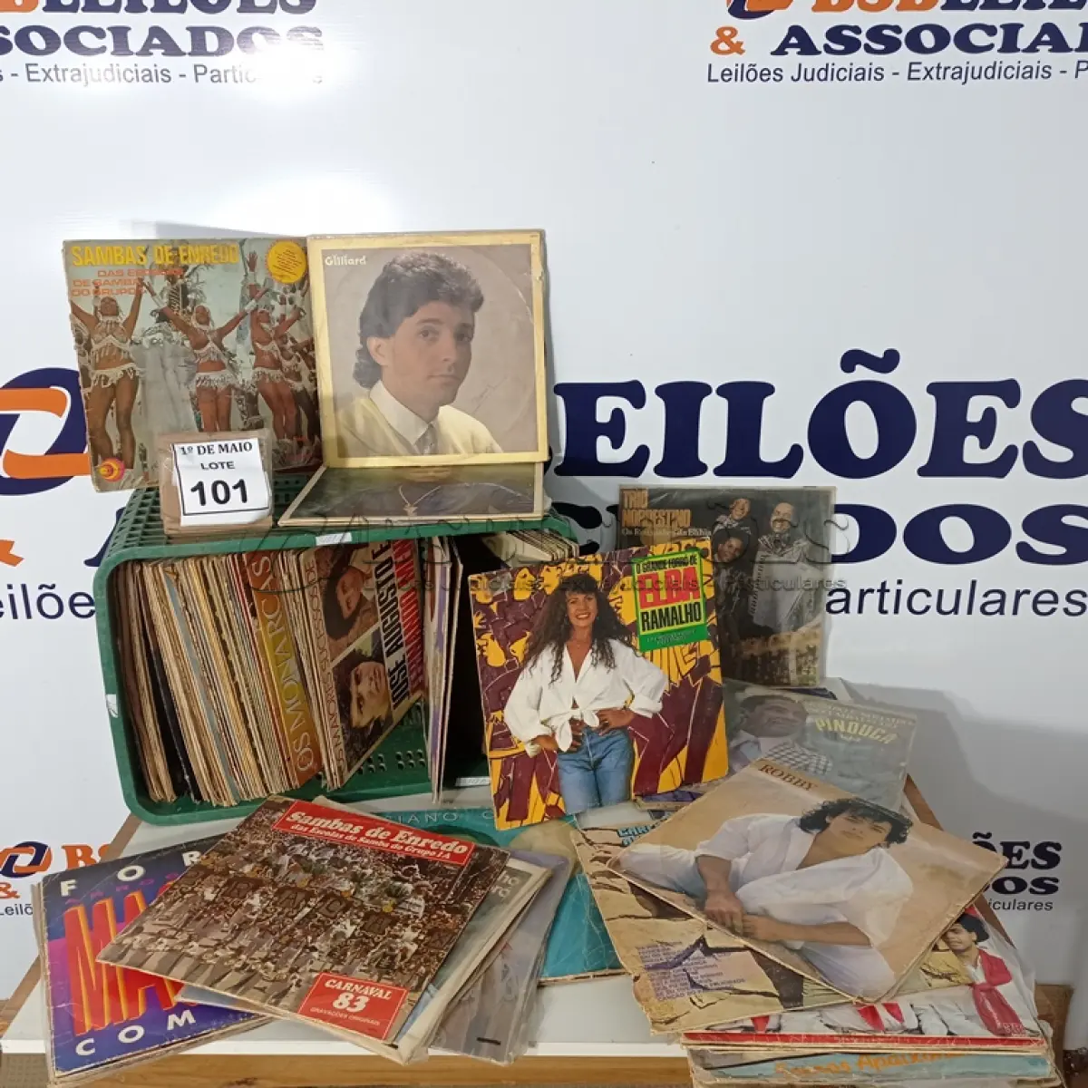 LOTE 101 - 01 LOTE COM APROXIMADAMENTE 100 DISCOS DE VINIL VARIADOS. (NO ESTADO) ATENÇÃO! FAZER A VISITAÇÃO ANTES DE ARREMATAR, NÃO SABEMOS SE FUNCIONA. LEILÃO NÃO TEM GARANTIA E NEM DEVOLUÇÃO, SUJEITO A POSSÍVEIS AVARIAS VISÍVEIS/OCULTAS E/OU AUSÊNCIA DE COMPONENTES.