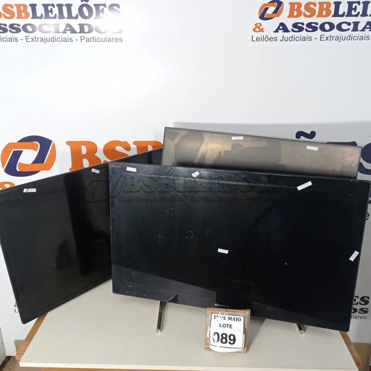 LOTE 089 - 02 TVS, SENDO 01 32’’ MARCA SONY, 01 SAMSUNG E 01 MONITOR 32’’ MARCA AOC COM AVARIAS.  (NO ESTADO) ATENÇÃO! FAZER A VISITAÇÃO ANTES DE ARREMATAR, NÃO SABEMOS SE FUNCIONA. LEILÃO NÃO TEM GARANTIA E NEM DEVOLUÇÃO, SUJEITO A POSSÍVEIS AVARIAS VISÍVEIS/OCULTAS E/OU AUSÊNCIA DE COMPONENTES.