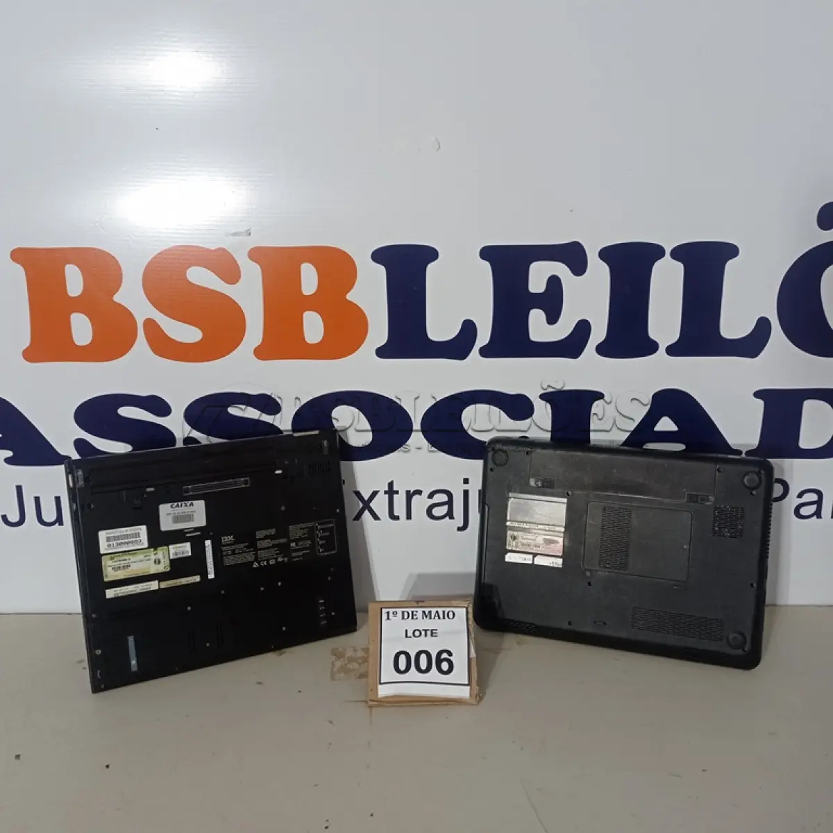 LOTE 006 - 02 NOTEBOOKS SENDO 01 MARCA DELL E 01 IBM SEM CARREGADOR COM AVARIAS.  (NO ESTADO) ATENÇÃO! FAZER A VISITAÇÃO ANTES DE ARREMATAR, NÃO SABEMOS SE FUNCIONA. LEILÃO NÃO TEM GARANTIA E NEM DEVOLUÇÃO, SUJEITO A POSSÍVEIS AVARIAS VISÍVEIS/OCULTAS E/OU AUSÊNCIA DE COMPONENTES.