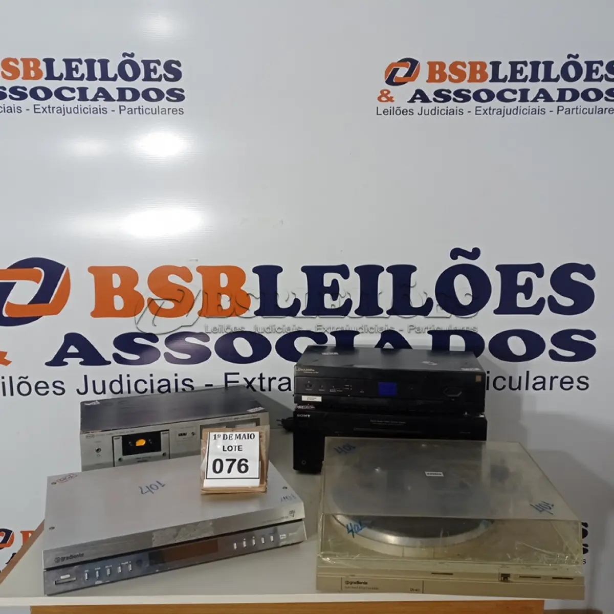 LOTE 076 - 01 TOCA DISCOS MARCA GRADIENTE, 01 RECEIVER MARCA SONY, 01 TOCA FITAS MARCA CCE, 01 HOME THEATER MARCA GRADIENTE E 01 APARELHO CONDICIONADOR DE ENERGIA. (NO ESTADO) ATENÇÃO! FAZER A VISITAÇÃO ANTES DE ARREMATAR, NÃO SABEMOS SE FUNCIONA. LEILÃO NÃO TEM GARANTIA E NEM DEVOLUÇÃO, SUJEITO A POSSÍVEIS AVARIAS VISÍVEIS/OCULTAS E/OU AUSÊNCIA DE COMPONENTES.