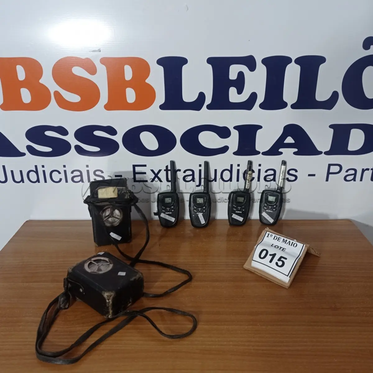 LOTE 015 - 04 RÁDIOS COMUNICADORES MARCA INTELBRAS E 02 RELÓGIOS DE PONTO ANTIGO. (NO ESTADO) ATENÇÃO! FAZER A VISITAÇÃO ANTES DE ARREMATAR, NÃO SABEMOS SE FUNCIONA. LEILÃO NÃO TEM GARANTIA E NEM DEVOLUÇÃO, SUJEITO A POSSÍVEIS AVARIAS VISÍVEIS/OCULTAS E/OU AUSÊNCIA DE COMPONENTES.