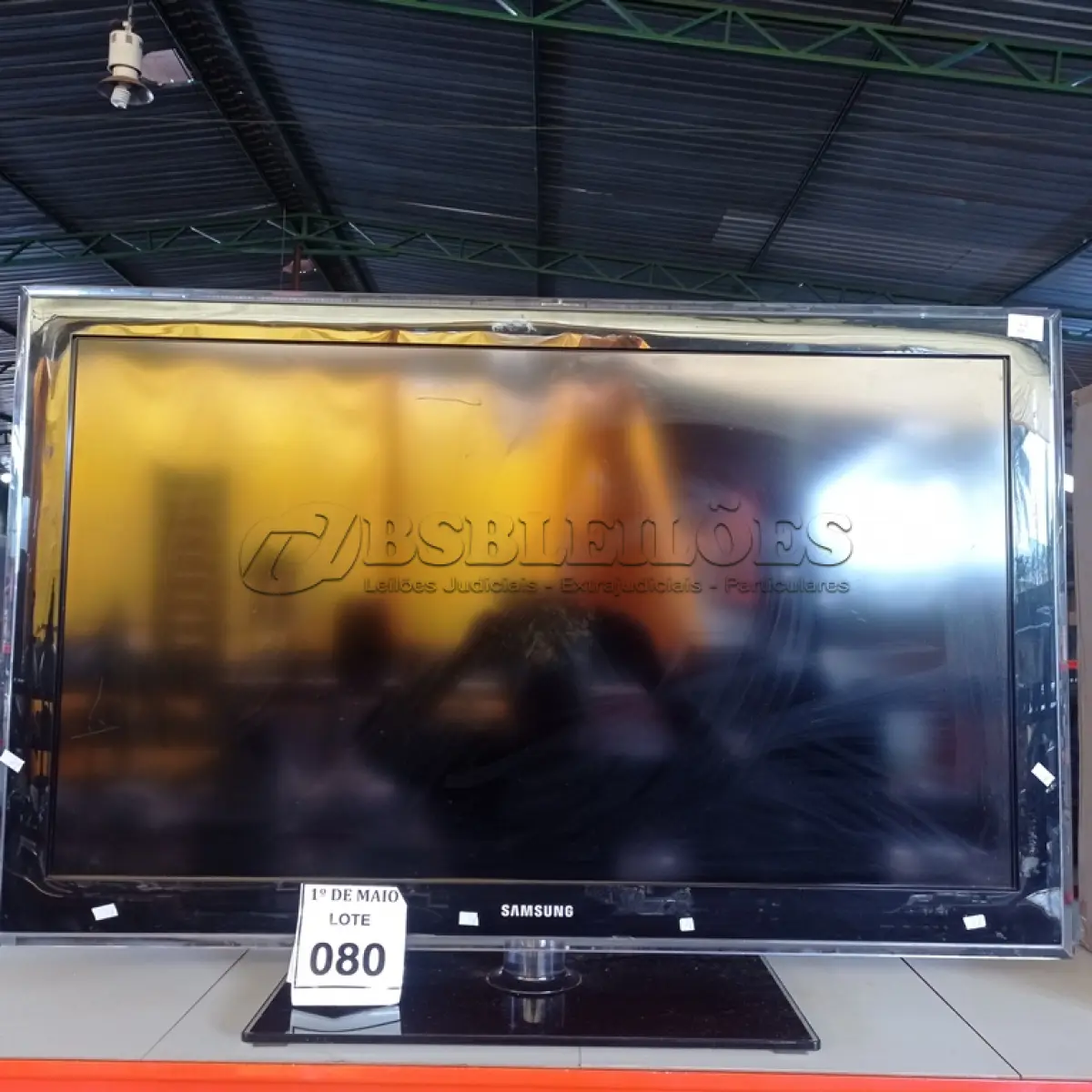 LOTE 080 - 01 TV 40’’ MARCA SAMSUNG COM AVARIAS. (NO ESTADO) ATENÇÃO! FAZER A VISITAÇÃO ANTES DE ARREMATAR, NÃO SABEMOS SE FUNCIONA. LEILÃO NÃO TEM GARANTIA E NEM DEVOLUÇÃO, SUJEITO A POSSÍVEIS AVARIAS VISÍVEIS/OCULTAS E/OU AUSÊNCIA DE COMPONENTES.