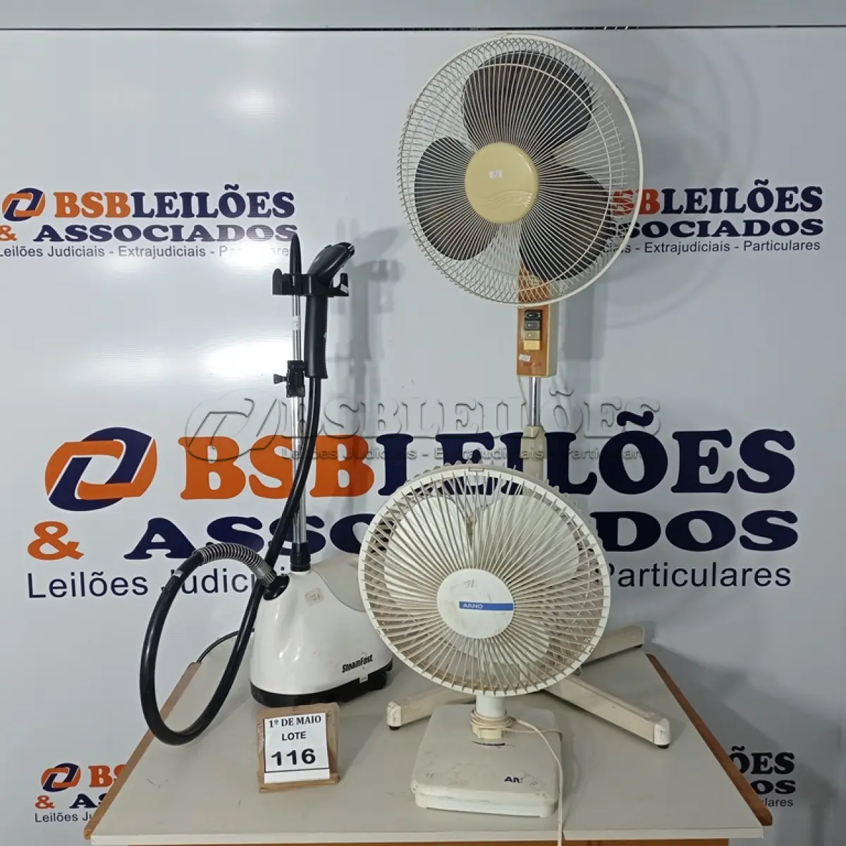 LOTE 116 - 01 FERRO DE PASSAR A VAPOR E 02 VENTILADORES. (NO ESTADO) ATENÇÃO! FAZER A VISITAÇÃO ANTES DE ARREMATAR, NÃO SABEMOS SE FUNCIONA. LEILÃO NÃO TEM GARANTIA E NEM DEVOLUÇÃO, SUJEITO A POSSÍVEIS AVARIAS VISÍVEIS/OCULTAS E/OU AUSÊNCIA DE COMPONENTES.