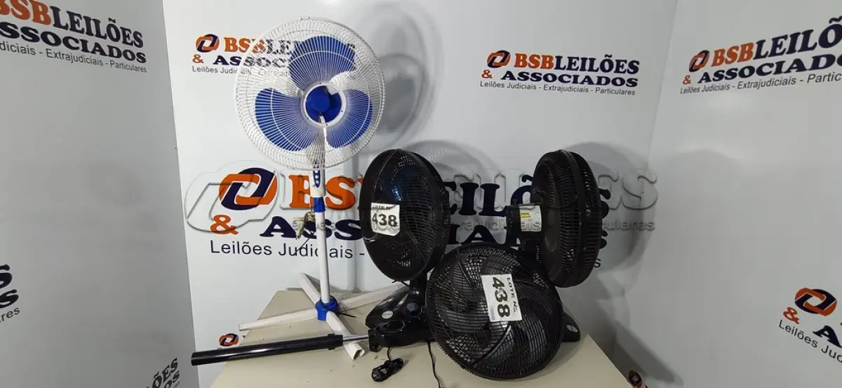 LOTE 438 - 04 - VENTILADORES DIVERSOS 110V (NO ESTADO, NÃO SABEMOS SE FUNCIONA. LEILÃO NÃO TEM GARANTIA E NEM DEVOLUÇÃO, SUJEITO A POSSÍVEIS AVARIAS VISÍVEIS/OCULTAS E/OU AUSÊNCIA DE COMPONENTES)