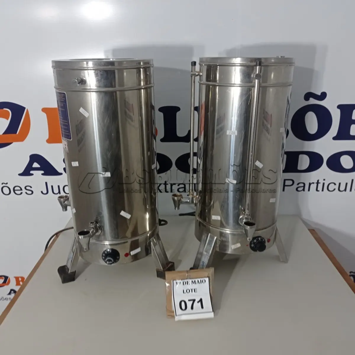 LOTE 071 - 02 CAFETEIRAS ELÉTRICAS. (NO ESTADO) ATENÇÃO! FAZER A VISITAÇÃO ANTES DE ARREMATAR, NÃO SABEMOS SE FUNCIONA. LEILÃO NÃO TEM GARANTIA E NEM DEVOLUÇÃO, SUJEITO A POSSÍVEIS AVARIAS VISÍVEIS/OCULTAS E/OU AUSÊNCIA DE COMPONENTES.