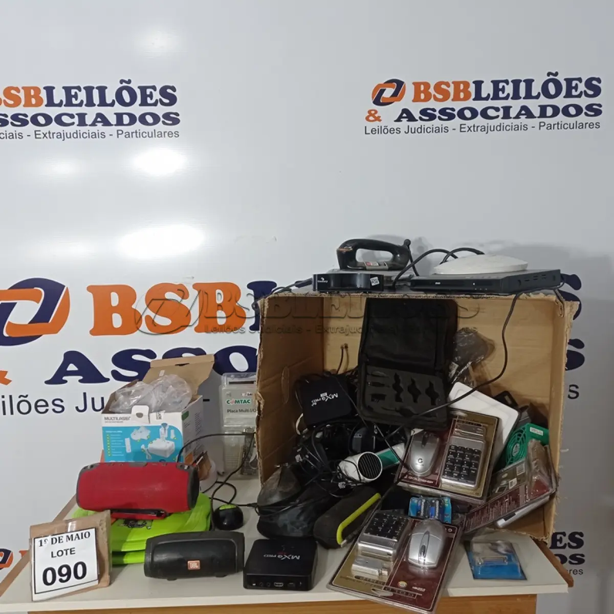 LOTE 090 - 01 LOTE COM ITENS VARIADOS MOUSE, FERRO DE PASSAR, LUMINÁRIAS, APARELHO PARA INALAÇÃO, APARELHO PARA MEDIR PRESSÃO. (NO ESTADO) ATENÇÃO! FAZER A VISITAÇÃO ANTES DE ARREMATAR, NÃO SABEMOS SE FUNCIONA. LEILÃO NÃO TEM GARANTIA E NEM DEVOLUÇÃO, SUJEITO A POSSÍVEIS AVARIAS VISÍVEIS/OCULTAS E/OU AUSÊNCIA DE COMPONENTES.