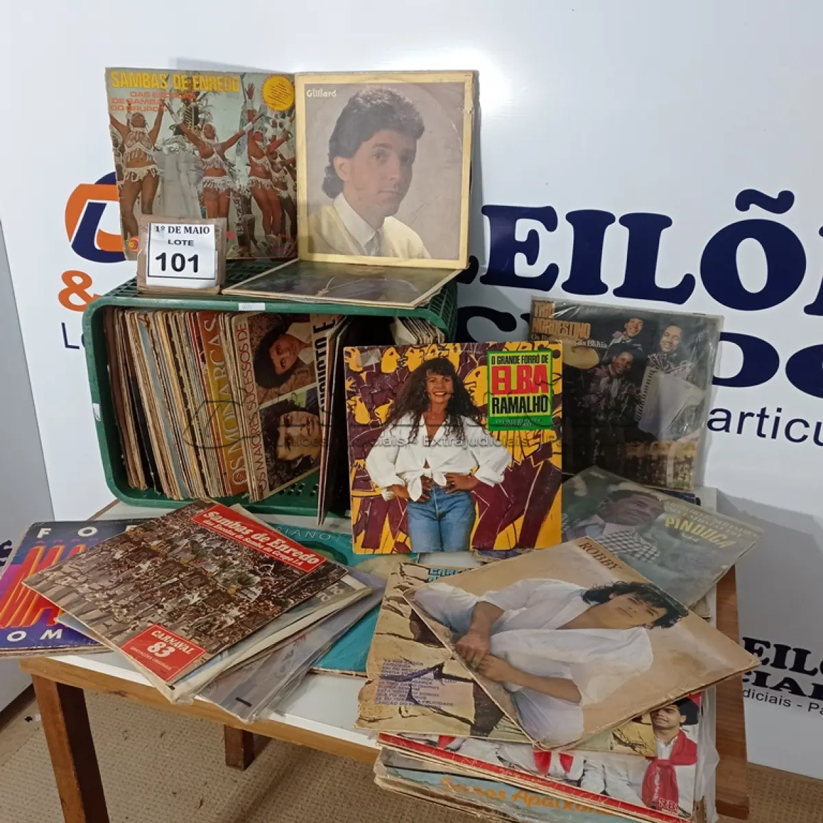 LOTE 101 - 01 LOTE COM APROXIMADAMENTE 100 DISCOS DE VINIL VARIADOS. (NO ESTADO) ATENÇÃO! FAZER A VISITAÇÃO ANTES DE ARREMATAR, NÃO SABEMOS SE FUNCIONA. LEILÃO NÃO TEM GARANTIA E NEM DEVOLUÇÃO, SUJEITO A POSSÍVEIS AVARIAS VISÍVEIS/OCULTAS E/OU AUSÊNCIA DE COMPONENTES.