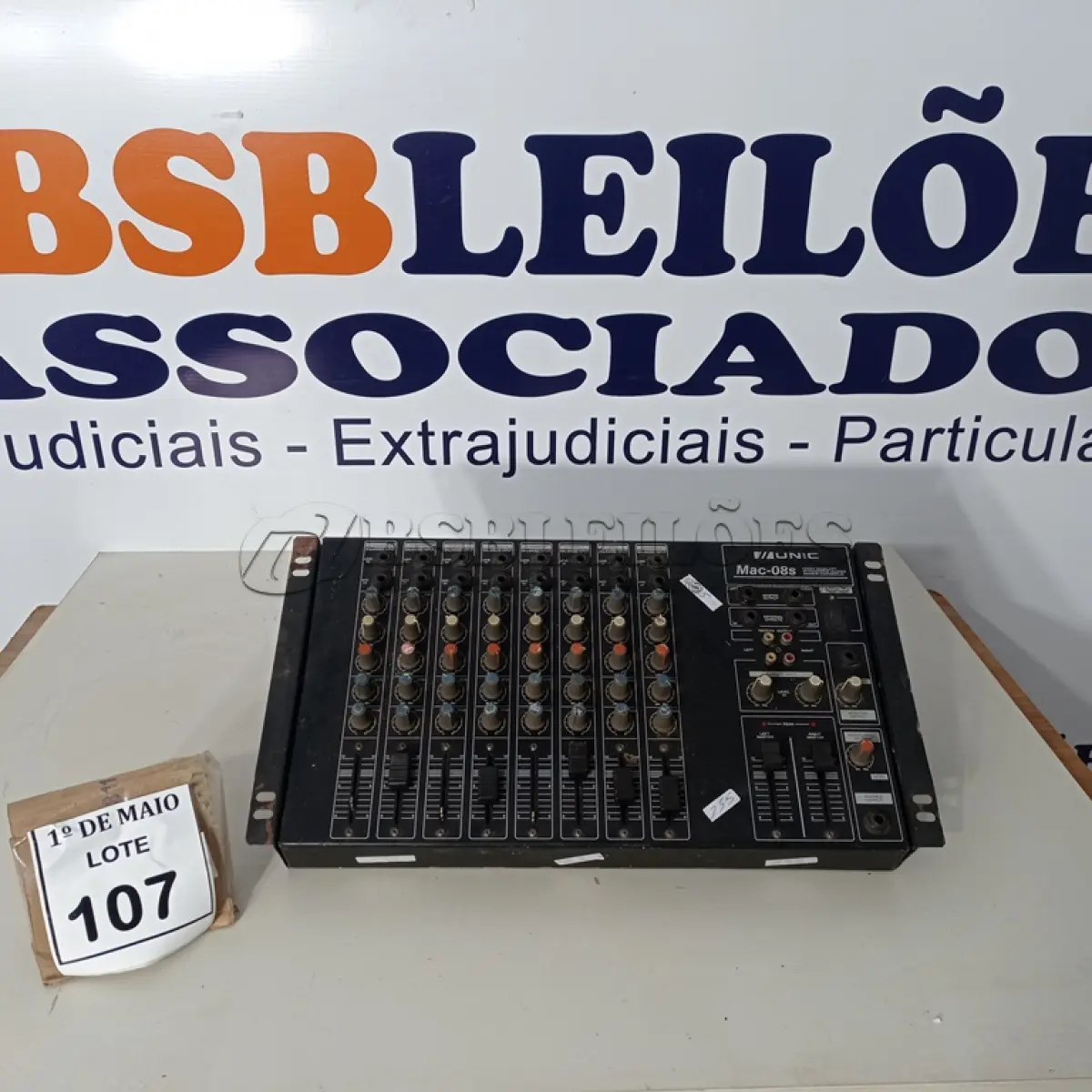 LOTE 107 - 01 MESA DE SOM MARCA UNIC MAC-08S. (NO ESTADO) ATENÇÃO! FAZER A VISITAÇÃO ANTES DE ARREMATAR, NÃO SABEMOS SE FUNCIONA. LEILÃO NÃO TEM GARANTIA E NEM DEVOLUÇÃO, SUJEITO A POSSÍVEIS AVARIAS VISÍVEIS/OCULTAS E/OU AUSÊNCIA DE COMPONENTES.