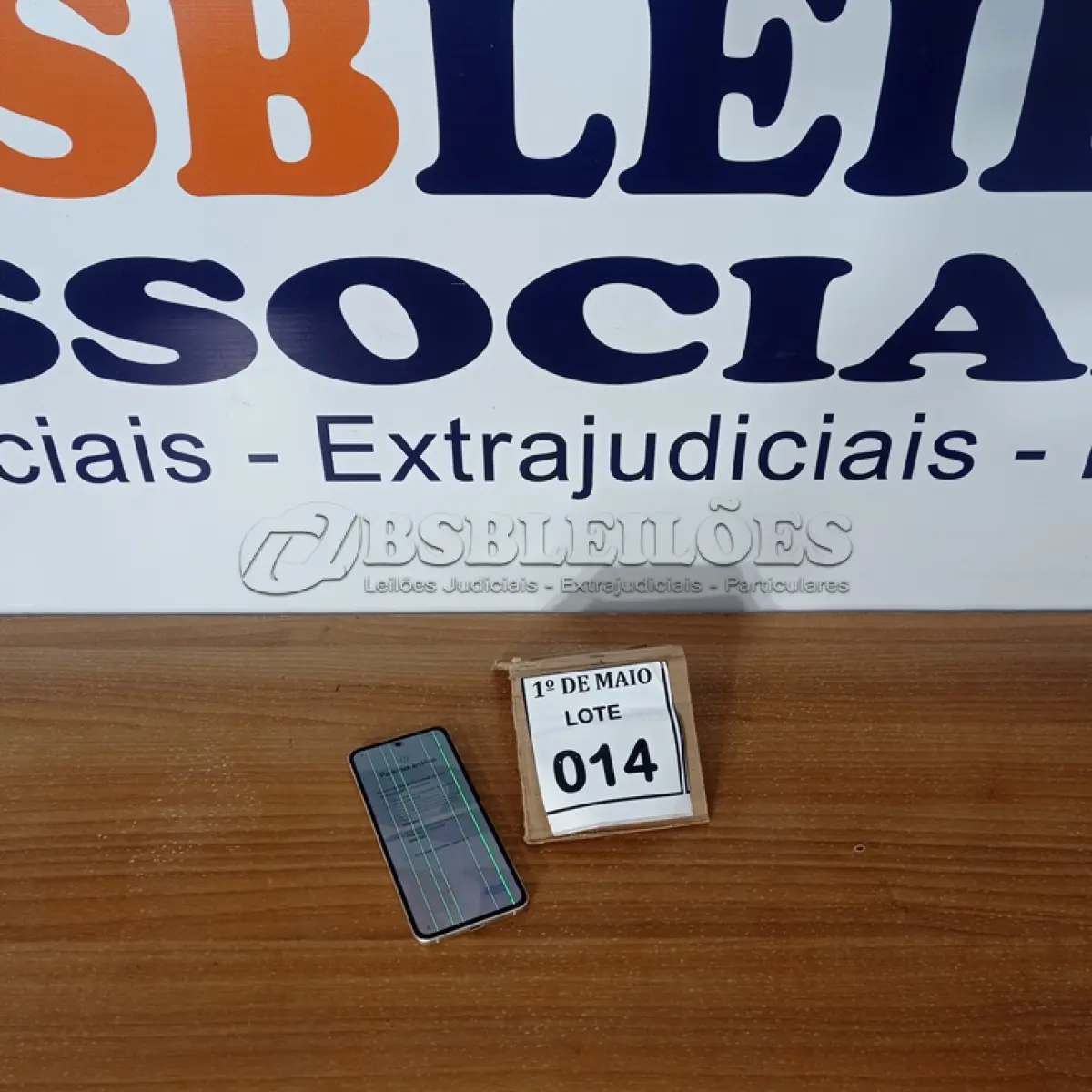 LOTE 014 - 01 CELULAR MARCA SAMSUNG GALAXI Z FLIP 3 SEM CARREGADOR COM AVARIAS. (NO ESTADO) ATENÇÃO! FAZER A VISITAÇÃO ANTES DE ARREMATAR, NÃO SABEMOS SE FUNCIONA. LEILÃO NÃO TEM GARANTIA E NEM DEVOLUÇÃO, SUJEITO A POSSÍVEIS AVARIAS VISÍVEIS/OCULTAS E/OU AUSÊNCIA DE COMPONENTES.