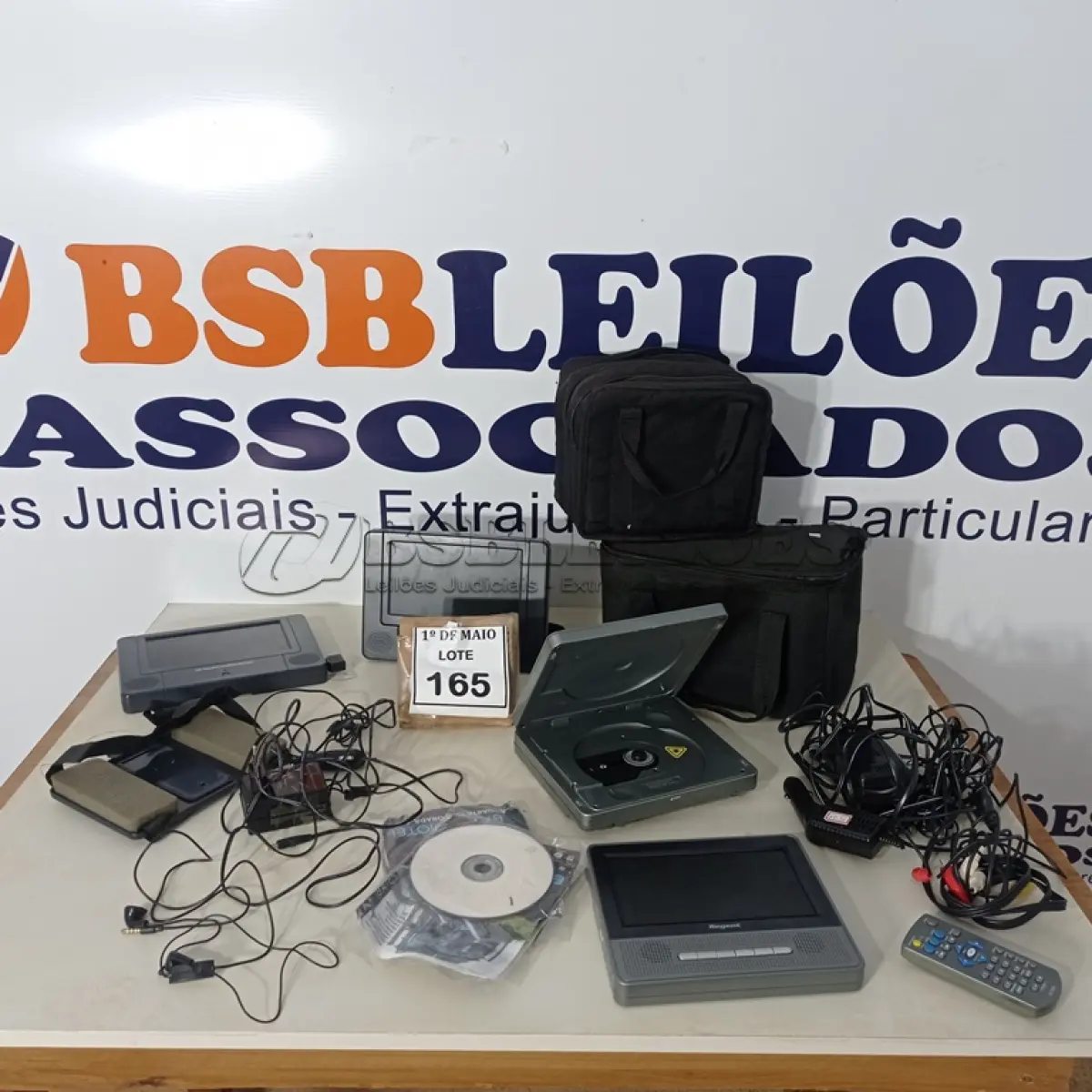 LOTE 165 - 02 KITS REPRODUTORES DE DVD PORTÁTIL VEICULAR E ACESSÓRIOS MARCA REGENTE E MARCA DURABRAND. (NO ESTADO) ATENÇÃO! FAZER A VISITAÇÃO ANTES DE ARREMATAR, NÃO SABEMOS SE FUNCIONA. LEILÃO NÃO TEM GARANTIA E NEM DEVOLUÇÃO, SUJEITO A POSSÍVEIS AVARIAS VISÍVEIS/OCULTAS E/OU AUSÊNCIA DE COMPONENTES.
