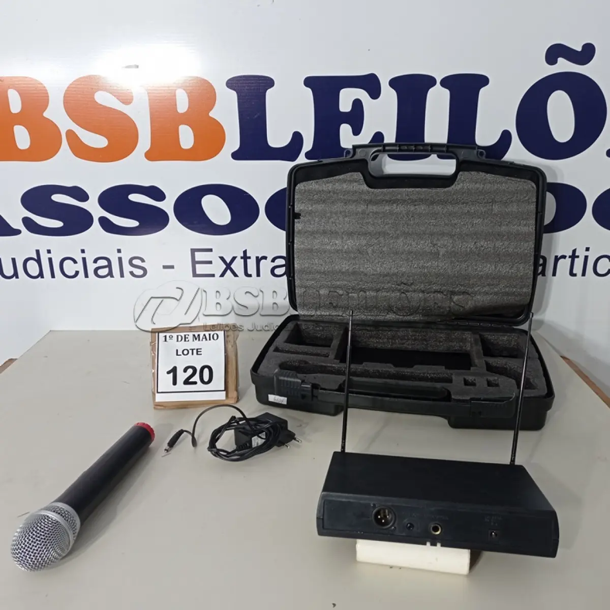 LOTE 120 - 01 MICROFONE, 01 RECEPTOR COM CASE E 01 FONTE. (NO ESTADO) ATENÇÃO! FAZER A VISITAÇÃO ANTES DE ARREMATAR, NÃO SABEMOS SE FUNCIONA. LEILÃO NÃO TEM GARANTIA E NEM DEVOLUÇÃO, SUJEITO A POSSÍVEIS AVARIAS VISÍVEIS/OCULTAS E/OU AUSÊNCIA DE COMPONENTES.