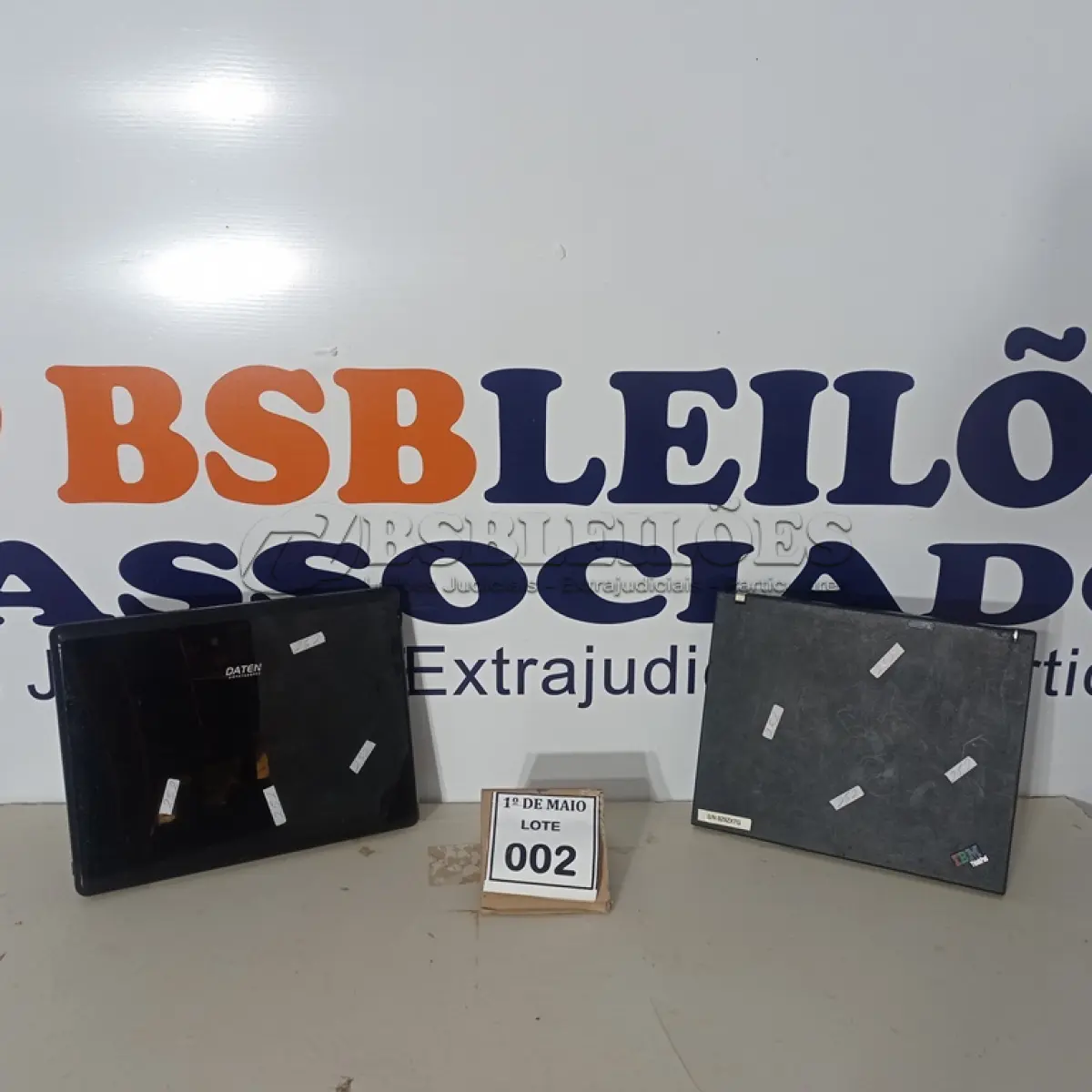 LOTE 002 - 02 NOTEBOOKS SENDO 01 MARCA DATEN E 01 IBM SEM CARREGADOR COM AVARIAS.  (NO ESTADO) ATENÇÃO! FAZER A VISITAÇÃO ANTES DE ARREMATAR, NÃO SABEMOS SE FUNCIONA. LEILÃO NÃO TEM GARANTIA E NEM DEVOLUÇÃO, SUJEITO A POSSÍVEIS AVARIAS VISÍVEIS/OCULTAS E/OU AUSÊNCIA DE COMPONENTES.