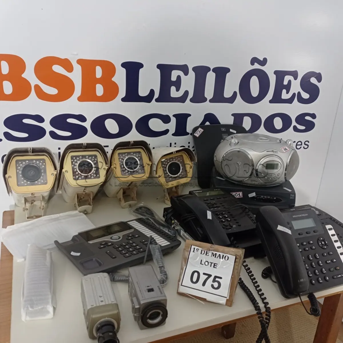 LOTE 075 - 01 LOTE COM CÂMERAS DE SEGURANÇA, APARELHOS TELEFÔNICOS 01 RADIO STEREO AM/FM E 02 CISCO. (NO ESTADO) ATENÇÃO! FAZER A VISITAÇÃO ANTES DE ARREMATAR, NÃO SABEMOS SE FUNCIONA. LEILÃO NÃO TEM GARANTIA E NEM DEVOLUÇÃO, SUJEITO A POSSÍVEIS AVARIAS VISÍVEIS/OCULTAS E/OU AUSÊNCIA DE COMPONENTES.
