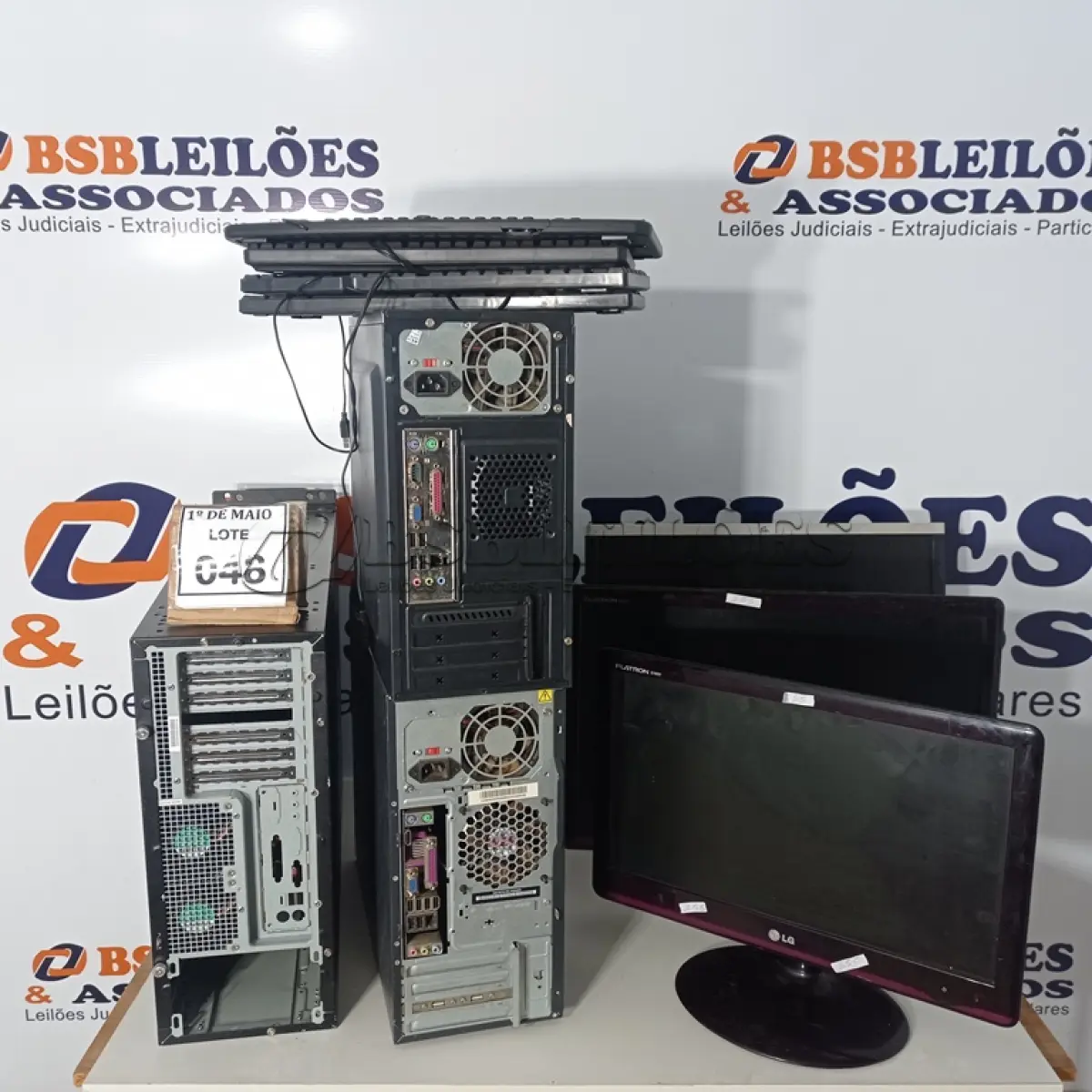LOTE 048 - 01 SUCATA DE SERVIDOR, 02 CPUS, 03 MONITORES MARCAS E MODELOS DIVERSOS E 04 TECLADOS. (NO ESTADO) ATENÇÃO! FAZER A VISITAÇÃO ANTES DE ARREMATAR, NÃO SABEMOS SE FUNCIONA. LEILÃO NÃO TEM GARANTIA E NEM DEVOLUÇÃO, SUJEITO A POSSÍVEIS AVARIAS VISÍVEIS/OCULTAS E/OU AUSÊNCIA DE COMPONENTES.