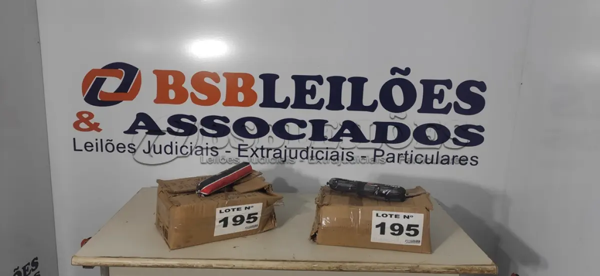 LOTE 195 - 26 - SELANTE PU 40 SACHÊ PROFISSIONAL 800G TYTAN (NO ESTADO, NÃO SABEMOS SE FUNCIONA. LEILÃO NÃO TEM GARANTIA E NEM DEVOLUÇÃO, SUJEITO A POSSÍVEIS AVARIAS VISÍVEIS/OCULTAS E/OU AUSÊNCIA DE COMPONENTES)