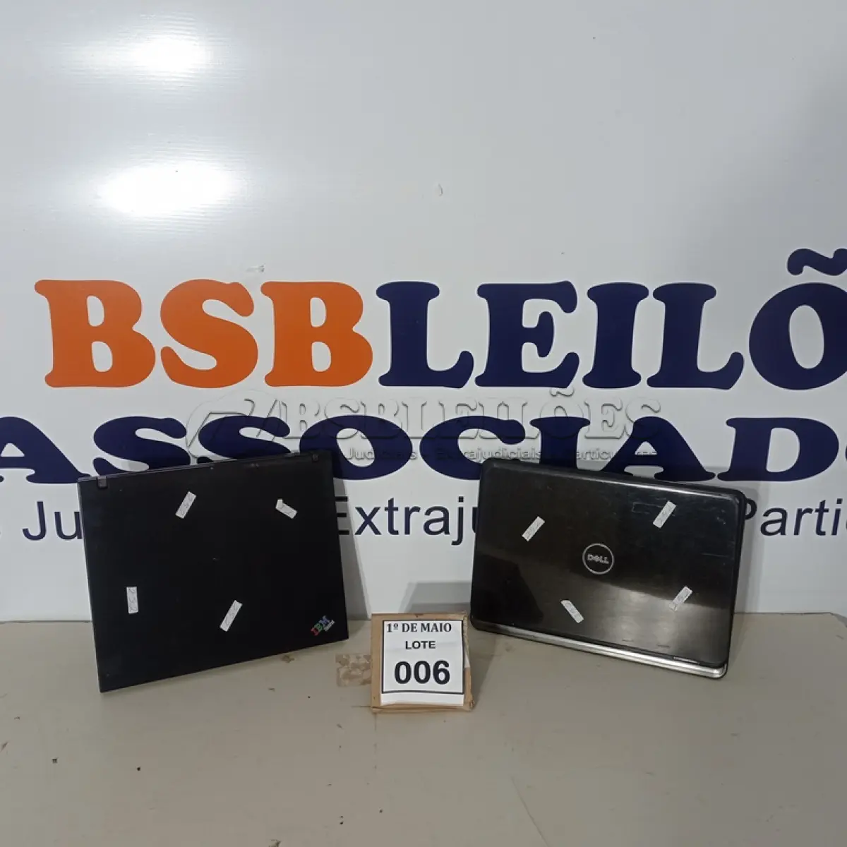 LOTE 006 - 02 NOTEBOOKS SENDO 01 MARCA DELL E 01 IBM SEM CARREGADOR COM AVARIAS.  (NO ESTADO) ATENÇÃO! FAZER A VISITAÇÃO ANTES DE ARREMATAR, NÃO SABEMOS SE FUNCIONA. LEILÃO NÃO TEM GARANTIA E NEM DEVOLUÇÃO, SUJEITO A POSSÍVEIS AVARIAS VISÍVEIS/OCULTAS E/OU AUSÊNCIA DE COMPONENTES.