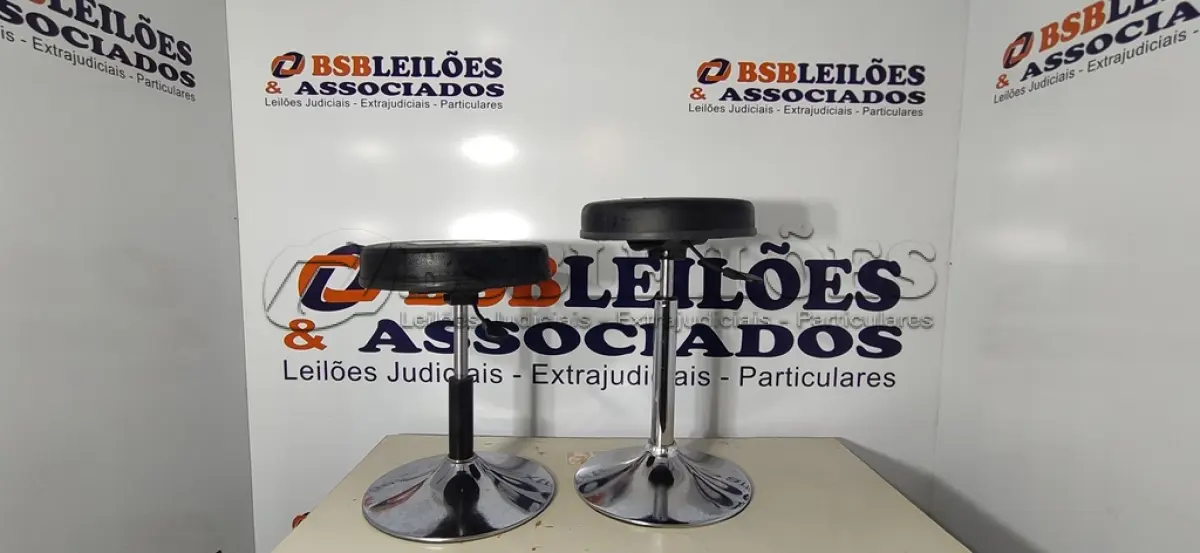 LOTE 324 - 02 – BANQUETAS (NO ESTADO, NÃO SABEMOS SE FUNCIONA. LEILÃO NÃO TEM GARANTIA E NEM DEVOLUÇÃO, SUJEITO A POSSÍVEIS AVARIAS VISÍVEIS/OCULTAS E/OU AUSÊNCIA DE COMPONENTES)