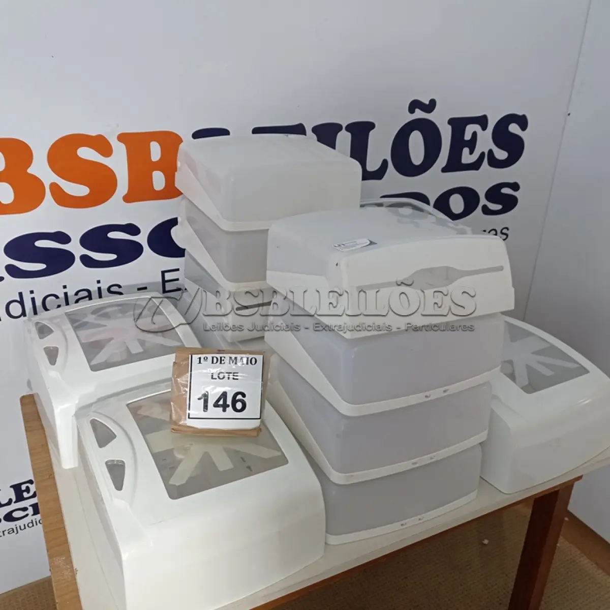 LOTE 146 - 15 DISPENSES DE PAPEL.(NOVO) (NO ESTADO) ATENÇÃO! FAZER A VISITAÇÃO ANTES DE ARREMATAR, NÃO SABEMOS SE FUNCIONA. LEILÃO NÃO TEM GARANTIA E NEM DEVOLUÇÃO, SUJEITO A POSSÍVEIS AVARIAS VISÍVEIS/OCULTAS E/OU AUSÊNCIA DE COMPONENTES.