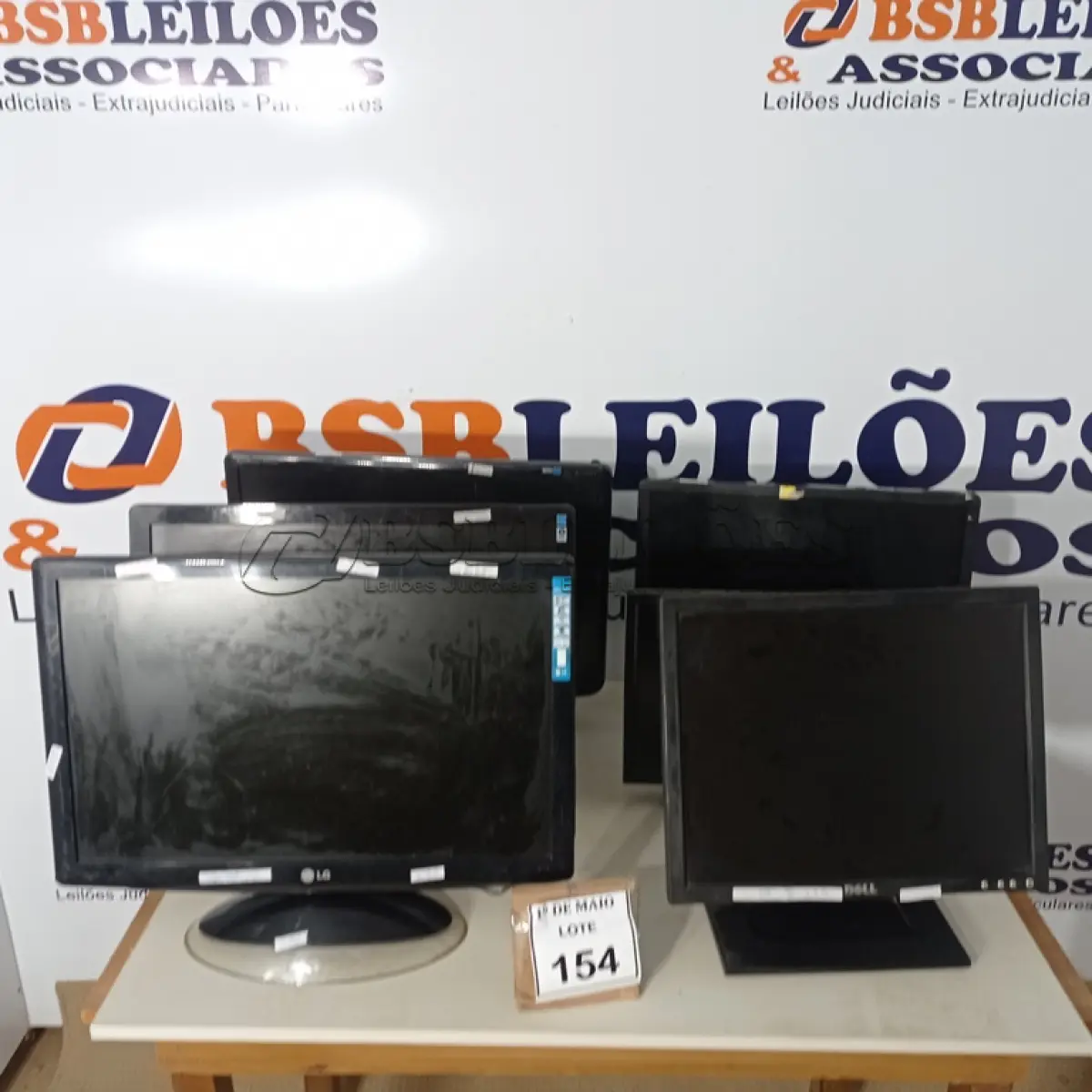 LOTE 154 - 06 MONITORES LCD MARCAS E MODELOS DIVERSOS. (NO ESTADO) ATENÇÃO! FAZER A VISITAÇÃO ANTES DE ARREMATAR, NÃO SABEMOS SE FUNCIONA. LEILÃO NÃO TEM GARANTIA E NEM DEVOLUÇÃO, SUJEITO A POSSÍVEIS AVARIAS VISÍVEIS/OCULTAS E/OU AUSÊNCIA DE COMPONENTES.