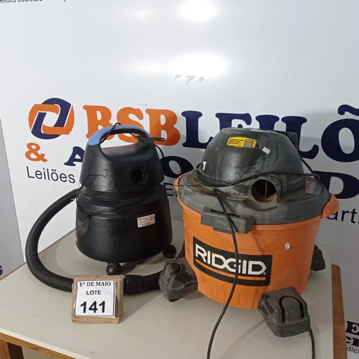 LOTE 141 - 02 ASPIRADORES DE PÓ, SENDO 01 ELECTROLUX E 01 RIDGID. (NO ESTADO) ATENÇÃO! FAZER A VISITAÇÃO ANTES DE ARREMATAR, NÃO SABEMOS SE FUNCIONA. LEILÃO NÃO TEM GARANTIA E NEM DEVOLUÇÃO, SUJEITO A POSSÍVEIS AVARIAS VISÍVEIS/OCULTAS E/OU AUSÊNCIA DE COMPONENTES.