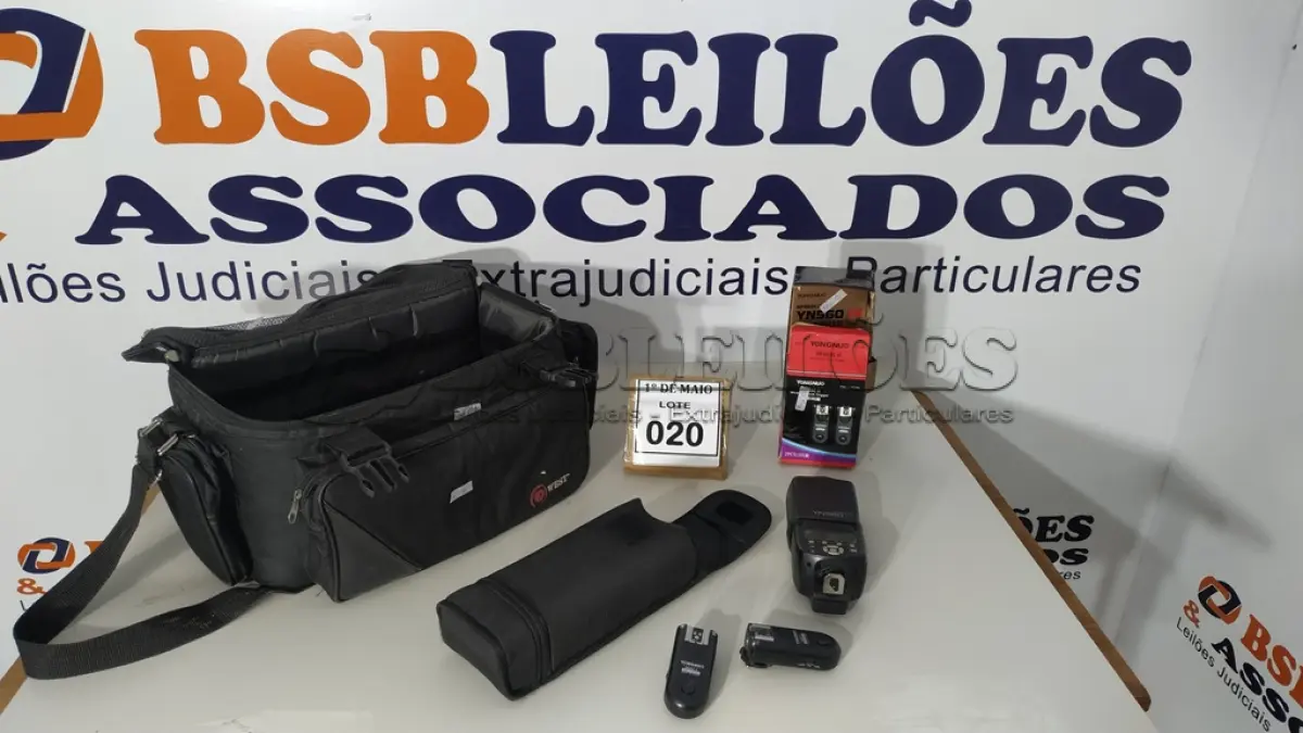 LOTE 020 - 01 BOLSA E 01 FLASH PARA CÂMERAS YOUGNUO COM CONTROLES REMOTOS. (NO ESTADO) ATENÇÃO! FAZER A VISITAÇÃO ANTES DE ARREMATAR, NÃO SABEMOS SE FUNCIONA. LEILÃO NÃO TEM GARANTIA E NEM DEVOLUÇÃO, SUJEITO A POSSÍVEIS AVARIAS VISÍVEIS/OCULTAS E/OU AUSÊNCIA DE COMPONENTES.