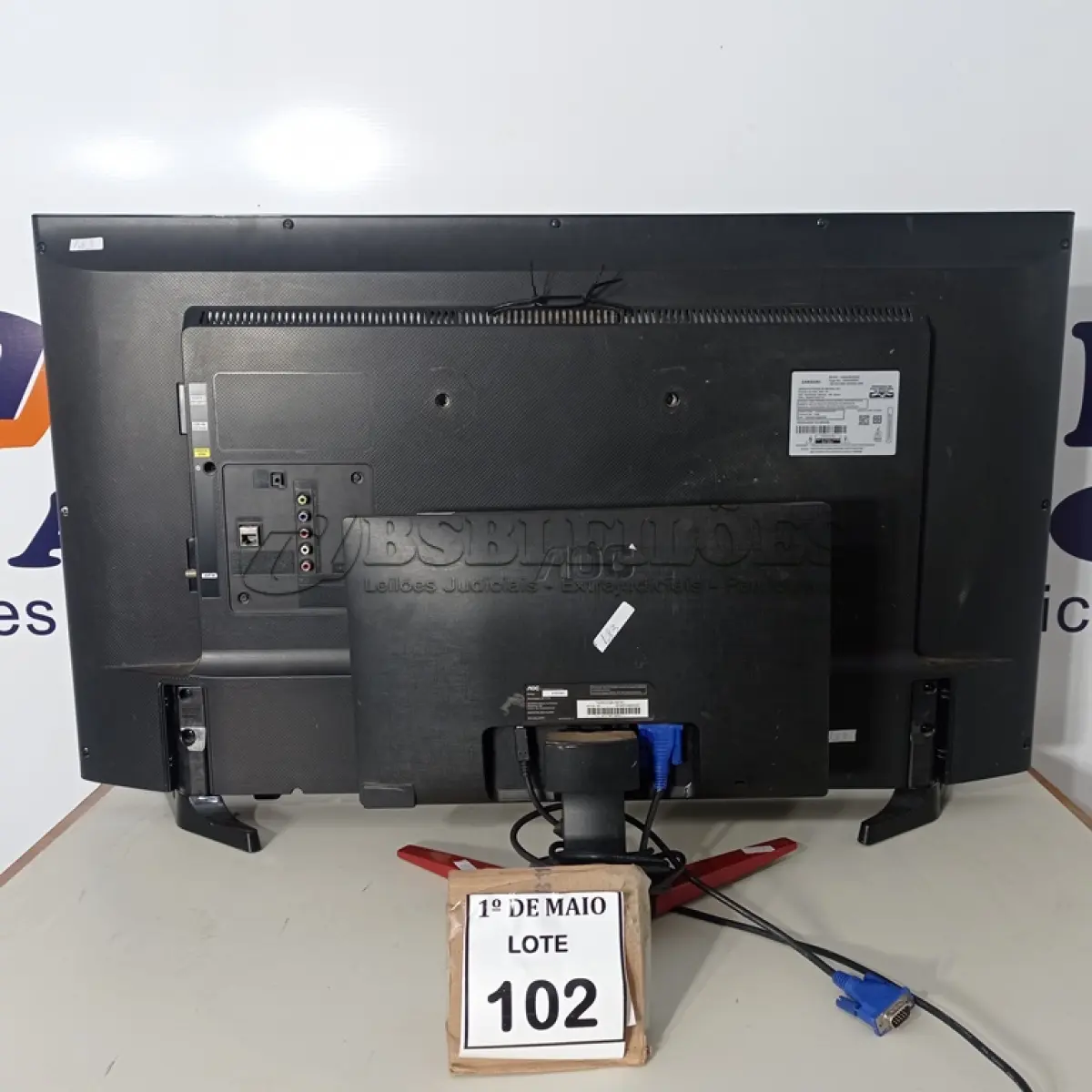 LOTE 102 - 01 TV 40’’ SAMSUNG E 01 MONITOR MARCA AOC COM AVARIAS. (NO ESTADO) ATENÇÃO! FAZER A VISITAÇÃO ANTES DE ARREMATAR, NÃO SABEMOS SE FUNCIONA. LEILÃO NÃO TEM GARANTIA E NEM DEVOLUÇÃO, SUJEITO A POSSÍVEIS AVARIAS VISÍVEIS/OCULTAS E/OU AUSÊNCIA DE COMPONENTES.