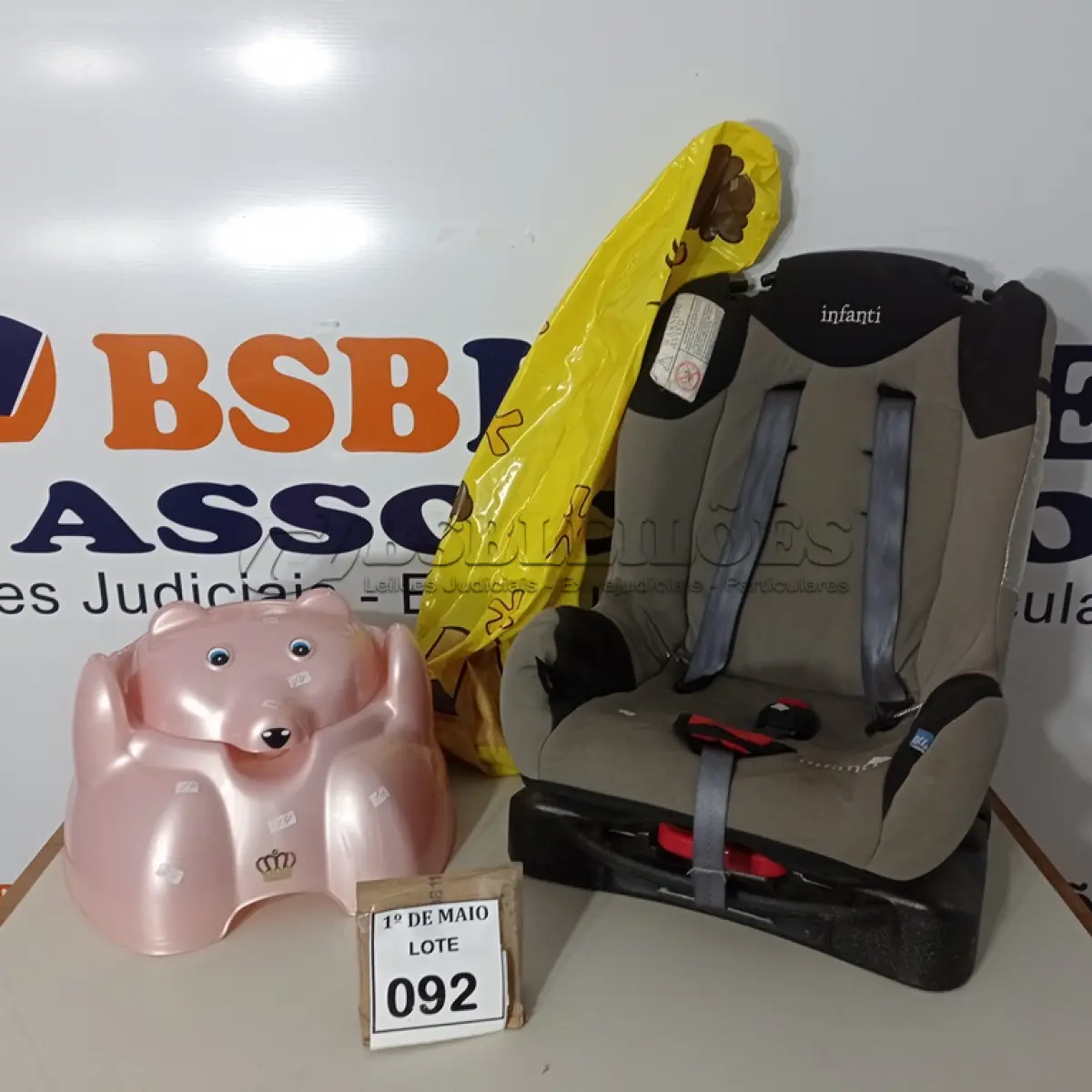 LOTE 092 - 01 CADEIRINHA INFANTIL PARA CARRO E 01 PINICO.  (NO ESTADO) ATENÇÃO! FAZER A VISITAÇÃO ANTES DE ARREMATAR, NÃO SABEMOS SE FUNCIONA. LEILÃO NÃO TEM GARANTIA E NEM DEVOLUÇÃO, SUJEITO A POSSÍVEIS AVARIAS VISÍVEIS/OCULTAS E/OU AUSÊNCIA DE COMPONENTES.