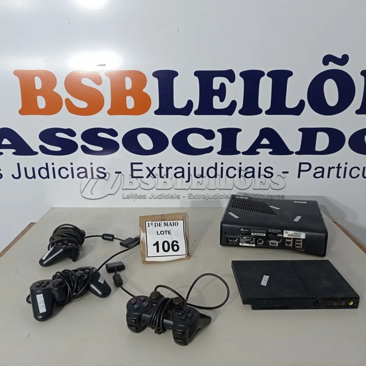 LOTE 106 - 01 CONSOLE XBOX 360, 01 CONSOLE DE PLAYSTATION 2 COM 02 CONTROLES. (NO ESTADO) ATENÇÃO! FAZER A VISITAÇÃO ANTES DE ARREMATAR, NÃO SABEMOS SE FUNCIONA. LEILÃO NÃO TEM GARANTIA E NEM DEVOLUÇÃO, SUJEITO A POSSÍVEIS AVARIAS VISÍVEIS/OCULTAS E/OU AUSÊNCIA DE COMPONENTES.