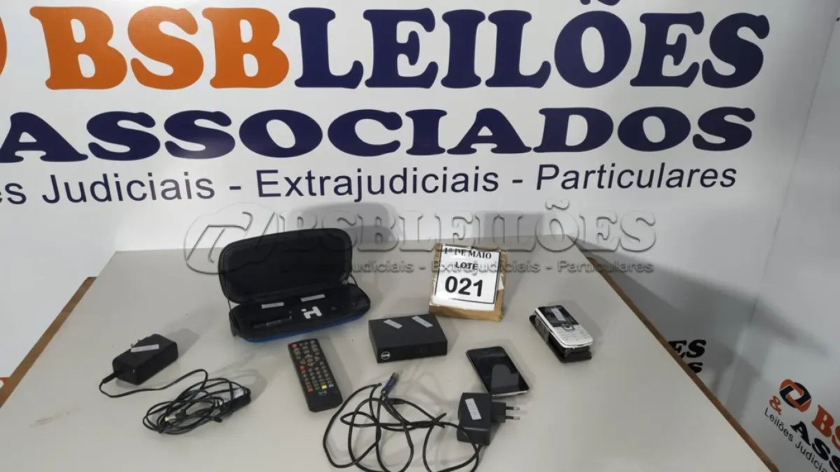 LOTE 021 - 01 APPLE IPOD, 01 CAIXA DE SOM PARA IPOD COM FONTE, 03 CELULARES E 01 CONVERSOR PARA TV DIGITAL. (NO ESTADO) ATENÇÃO! FAZER A VISITAÇÃO ANTES DE ARREMATAR, NÃO SABEMOS SE FUNCIONA. LEILÃO NÃO TEM GARANTIA E NEM DEVOLUÇÃO, SUJEITO A POSSÍVEIS AVARIAS VISÍVEIS/OCULTAS E/OU AUSÊNCIA DE COMPONENTES.
