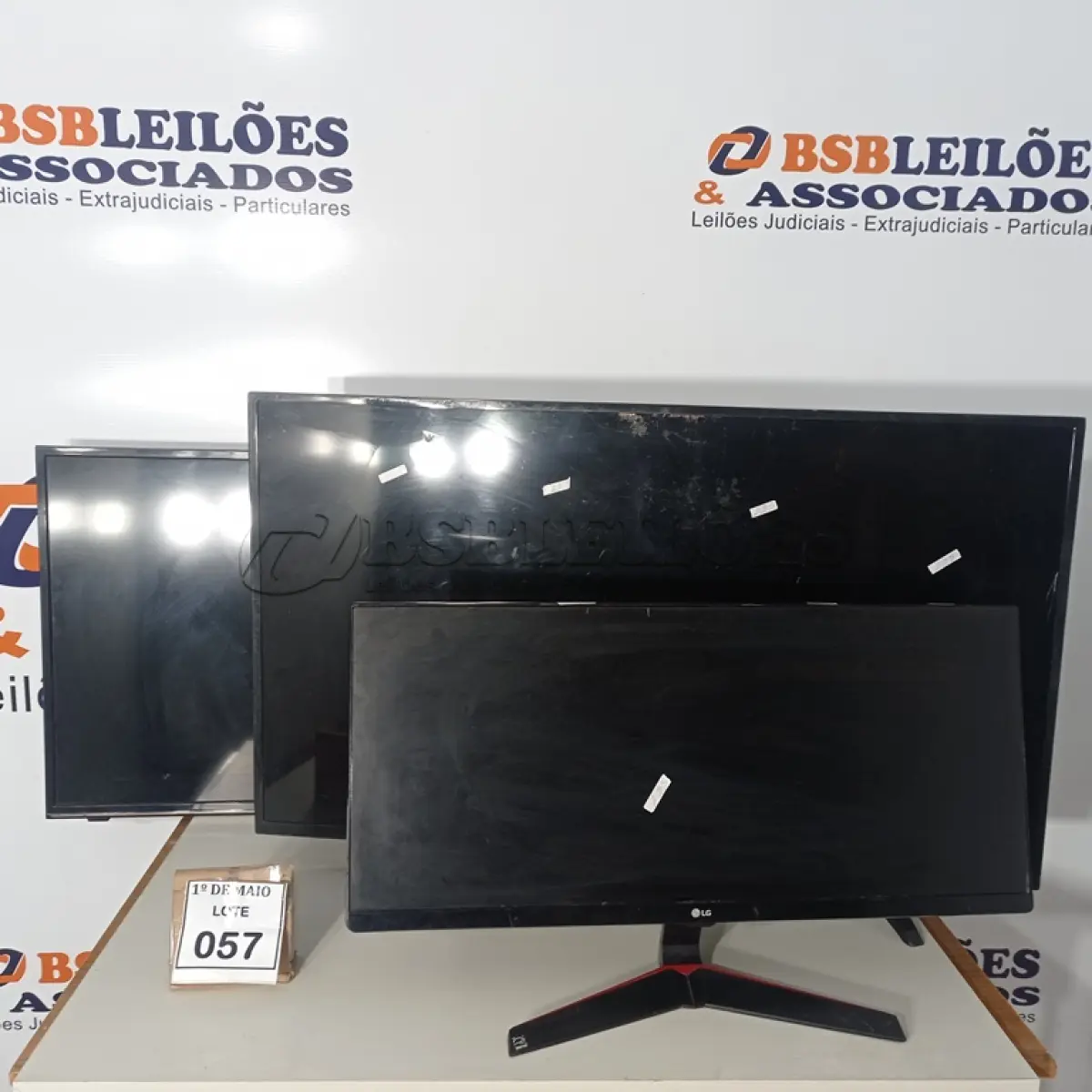 LOTE 057 - 02 TVS COM AVARIAS, SENDO 01 PHILIPS DE 40’’ E AOC DE 43’’ E 01 MONITOR LG DE 19’’ COM AVARIAS. (NO ESTADO) ATENÇÃO! FAZER A VISITAÇÃO ANTES DE ARREMATAR, NÃO SABEMOS SE FUNCIONA. LEILÃO NÃO TEM GARANTIA E NEM DEVOLUÇÃO, SUJEITO A POSSÍVEIS AVARIAS VISÍVEIS/OCULTAS E/OU AUSÊNCIA DE COMPONENTES.