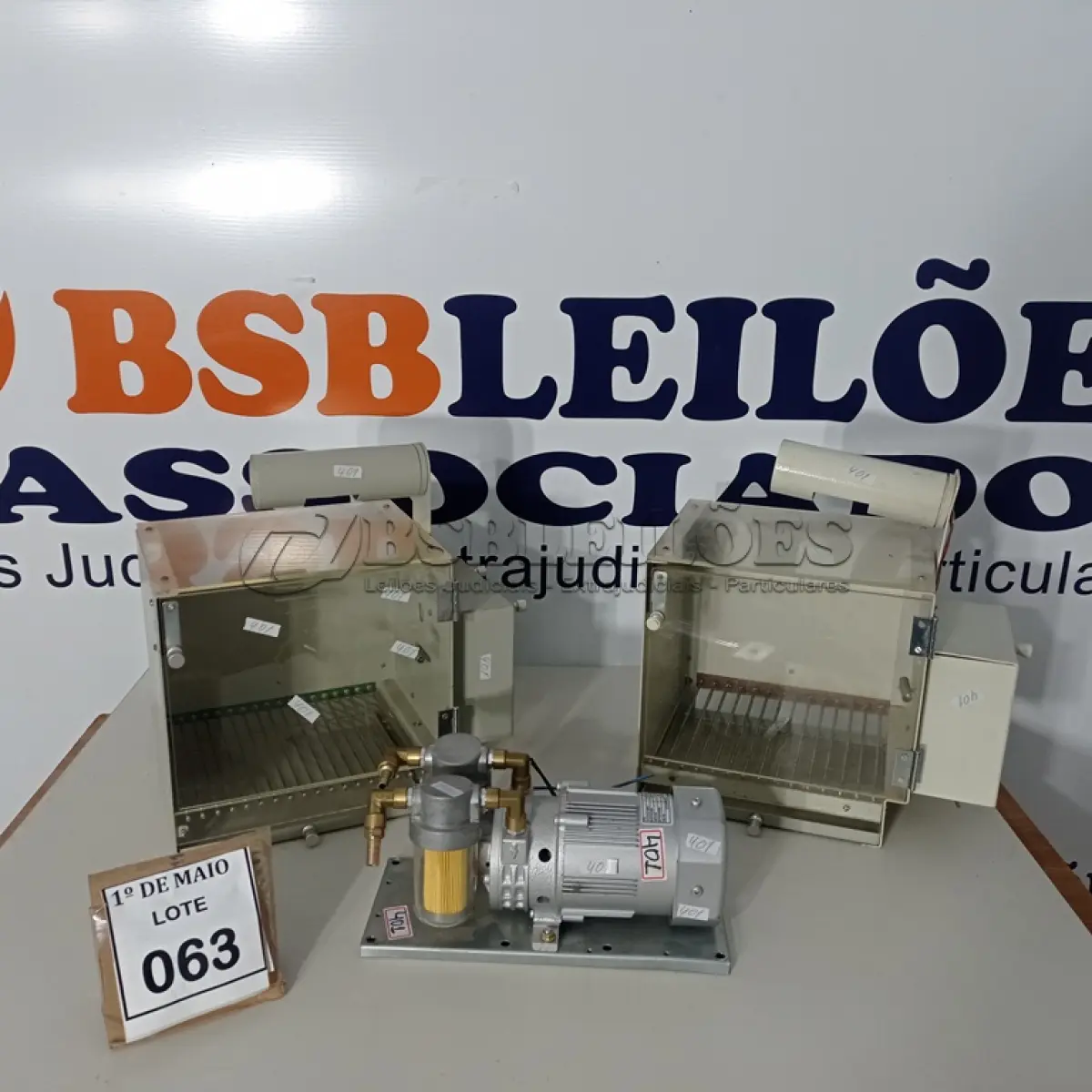 LOTE 063 - 01 BOMBA A VÁCUO E MATERIAIS DIVERSOS. (NO ESTADO) ATENÇÃO! FAZER A VISITAÇÃO ANTES DE ARREMATAR, NÃO SABEMOS SE FUNCIONA. LEILÃO NÃO TEM GARANTIA E NEM DEVOLUÇÃO, SUJEITO A POSSÍVEIS AVARIAS VISÍVEIS/OCULTAS E/OU AUSÊNCIA DE COMPONENTES.