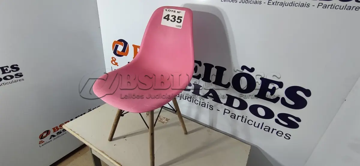 LOTE 435 - 01 - CADEIRA EAMES EIFFEL (NO ESTADO, NÃO SABEMOS SE FUNCIONA. LEILÃO NÃO TEM GARANTIA E NEM DEVOLUÇÃO, SUJEITO A POSSÍVEIS AVARIAS VISÍVEIS/OCULTAS E/OU AUSÊNCIA DE COMPONENTES)