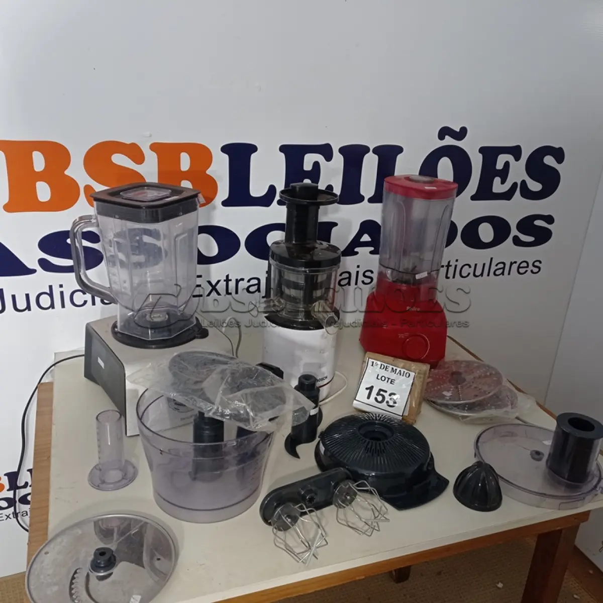 LOTE 153 - 02 LIQUIDIFICADORES COM AVARIAS E 01 APARELHO DE SUCO COM ACESSÓRIOS MARCA BOSCH 220. (NO ESTADO) ATENÇÃO! FAZER A VISITAÇÃO ANTES DE ARREMATAR, NÃO SABEMOS SE FUNCIONA. LEILÃO NÃO TEM GARANTIA E NEM DEVOLUÇÃO, SUJEITO A POSSÍVEIS AVARIAS VISÍVEIS/OCULTAS E/OU AUSÊNCIA DE COMPONENTES.