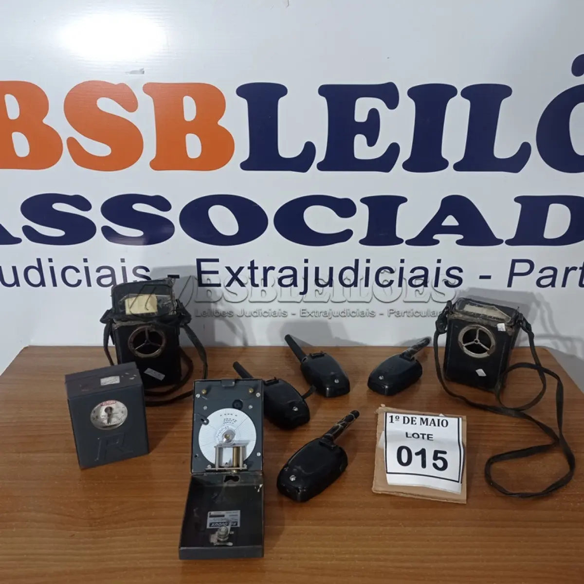 LOTE 015 - 04 RÁDIOS COMUNICADORES MARCA INTELBRAS E 02 RELÓGIOS DE PONTO ANTIGO. (NO ESTADO) ATENÇÃO! FAZER A VISITAÇÃO ANTES DE ARREMATAR, NÃO SABEMOS SE FUNCIONA. LEILÃO NÃO TEM GARANTIA E NEM DEVOLUÇÃO, SUJEITO A POSSÍVEIS AVARIAS VISÍVEIS/OCULTAS E/OU AUSÊNCIA DE COMPONENTES.