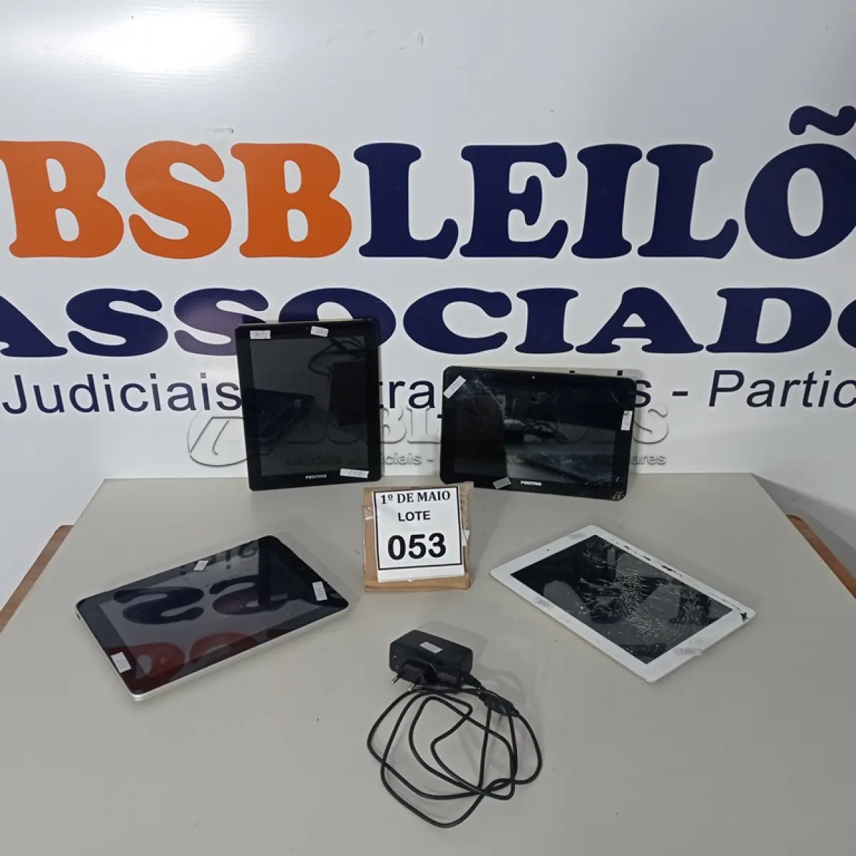 LOTE 053 - 04 TABLETS COM 01 CARREGADOR. (NO ESTADO) ATENÇÃO! FAZER A VISITAÇÃO ANTES DE ARREMATAR, NÃO SABEMOS SE FUNCIONA. LEILÃO NÃO TEM GARANTIA E NEM DEVOLUÇÃO, SUJEITO A POSSÍVEIS AVARIAS VISÍVEIS/OCULTAS E/OU AUSÊNCIA DE COMPONENTES.