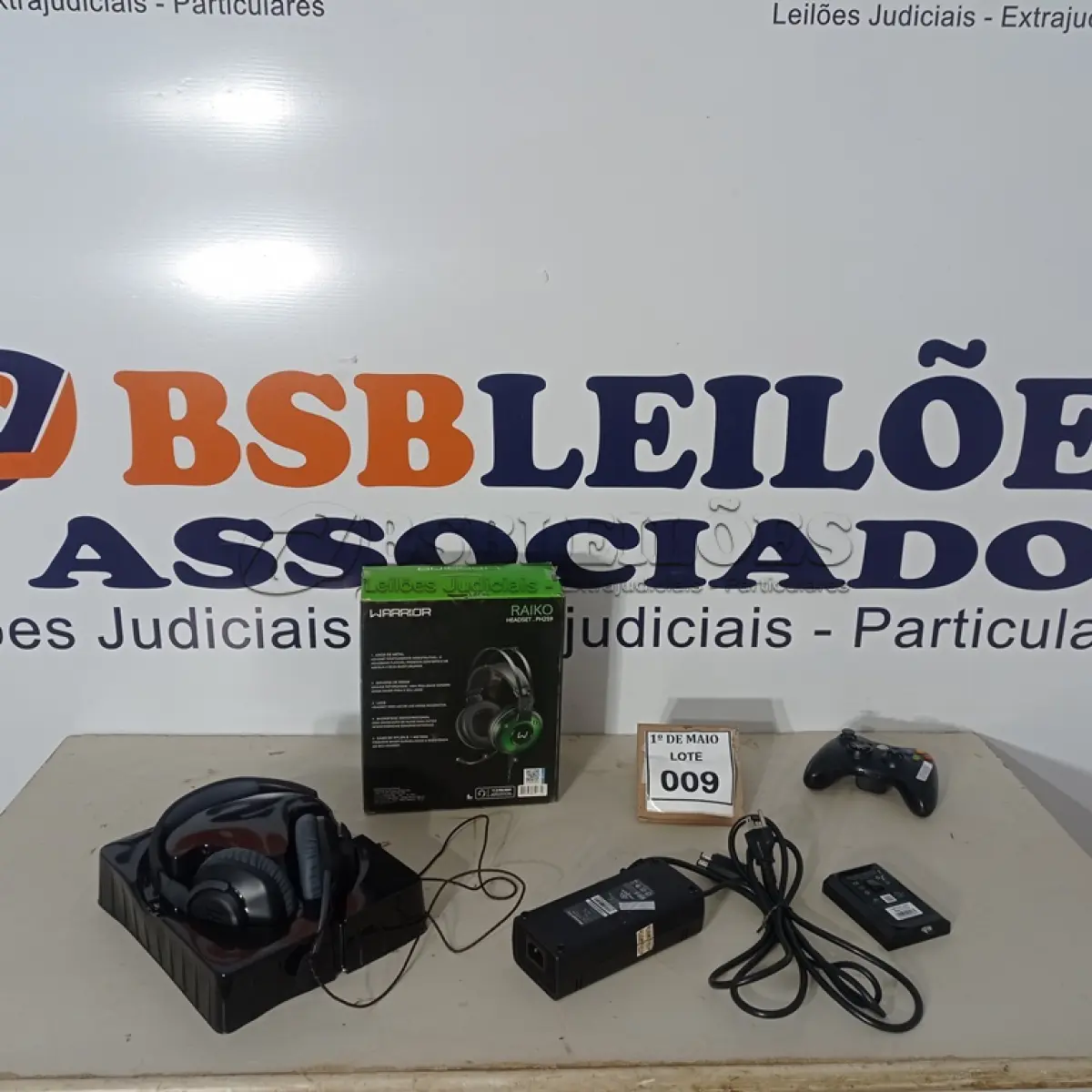 LOTE 009 - 01 FONE DE OUVIDO, 01 FONTE, 01 CONTROLE XBOX 360 E 01 HD BOX COM JOGOS. (NO ESTADO) ATENÇÃO! FAZER A VISITAÇÃO ANTES DE ARREMATAR, NÃO SABEMOS SE FUNCIONA. LEILÃO NÃO TEM GARANTIA E NEM DEVOLUÇÃO, SUJEITO A POSSÍVEIS AVARIAS VISÍVEIS/OCULTAS E/OU AUSÊNCIA DE COMPONENTES.