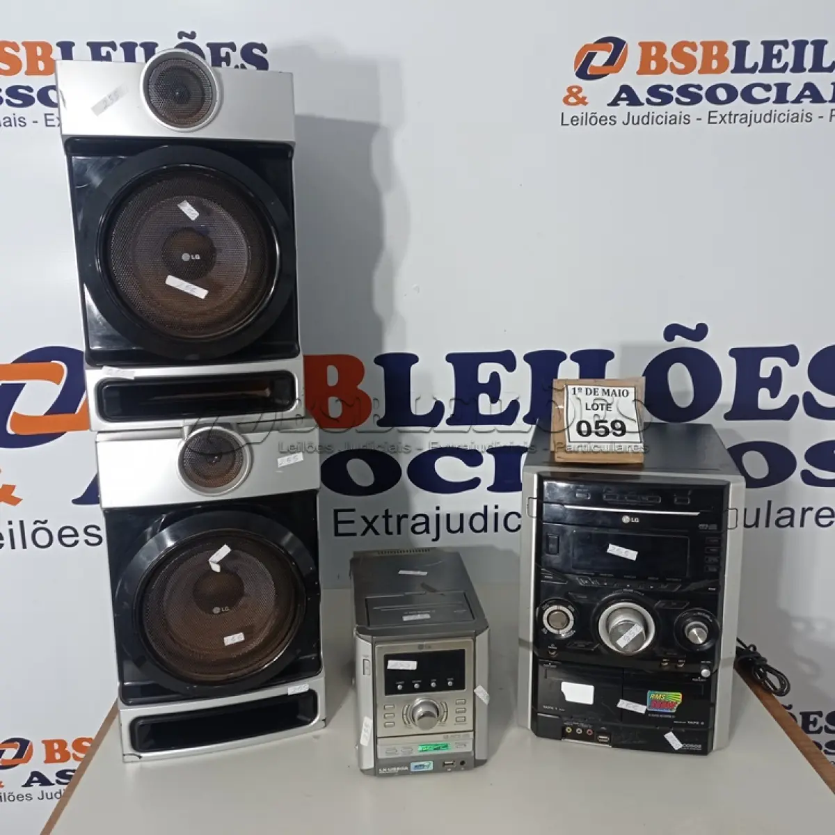 LOTE 059 - 02 APARELHOS DE SOM SENDO 01 COMPLETO MARCA LG. (NO ESTADO) ATENÇÃO! FAZER A VISITAÇÃO ANTES DE ARREMATAR, NÃO SABEMOS SE FUNCIONA. LEILÃO NÃO TEM GARANTIA E NEM DEVOLUÇÃO, SUJEITO A POSSÍVEIS AVARIAS VISÍVEIS/OCULTAS E/OU AUSÊNCIA DE COMPONENTES.