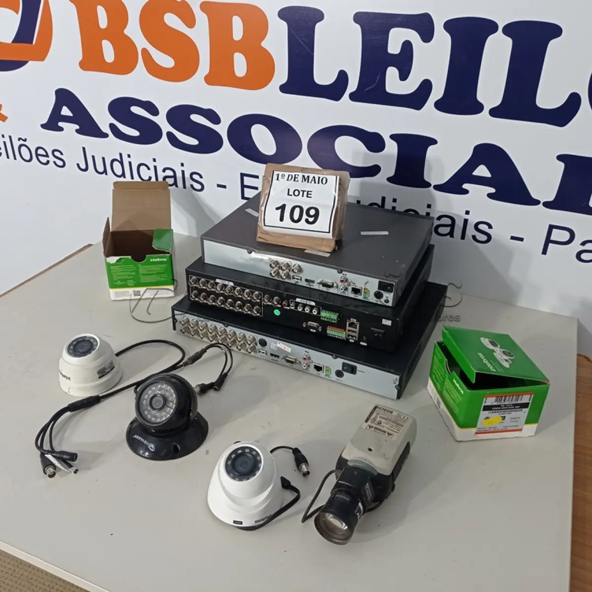 LOTE 109 - 03 DVRS PARA CÂMERAS DE SEGURANÇA MARCAS E MODELOS DIVERSOS E 04 CÂMERAS DE SEGURANÇA. (NO ESTADO) ATENÇÃO! FAZER A VISITAÇÃO ANTES DE ARREMATAR, NÃO SABEMOS SE FUNCIONA. LEILÃO NÃO TEM GARANTIA E NEM DEVOLUÇÃO, SUJEITO A POSSÍVEIS AVARIAS VISÍVEIS/OCULTAS E/OU AUSÊNCIA DE COMPONENTES.