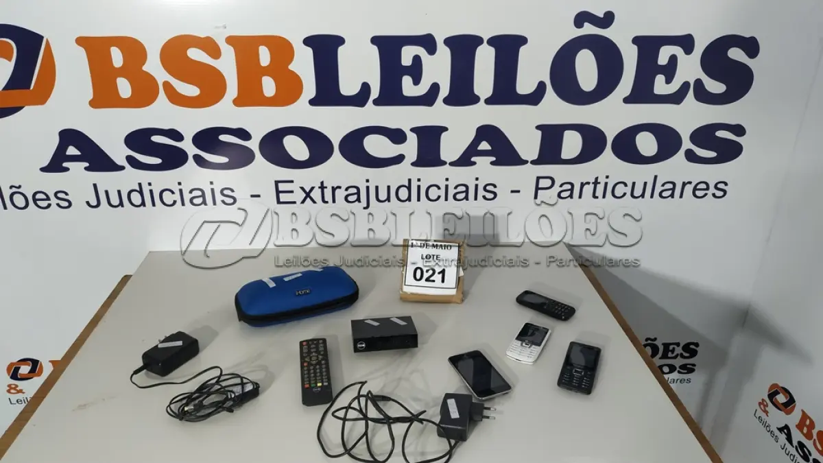 LOTE 021 - 01 APPLE IPOD, 01 CAIXA DE SOM PARA IPOD COM FONTE, 03 CELULARES E 01 CONVERSOR PARA TV DIGITAL. (NO ESTADO) ATENÇÃO! FAZER A VISITAÇÃO ANTES DE ARREMATAR, NÃO SABEMOS SE FUNCIONA. LEILÃO NÃO TEM GARANTIA E NEM DEVOLUÇÃO, SUJEITO A POSSÍVEIS AVARIAS VISÍVEIS/OCULTAS E/OU AUSÊNCIA DE COMPONENTES.
