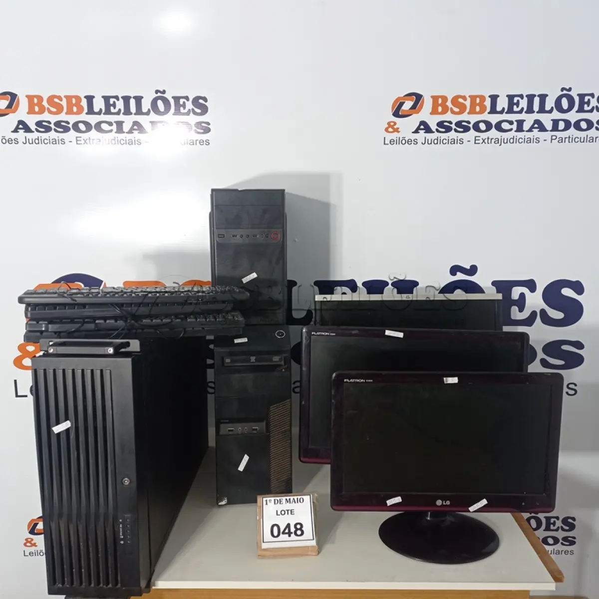 LOTE 048 - 01 SUCATA DE SERVIDOR, 02 CPUS, 03 MONITORES MARCAS E MODELOS DIVERSOS E 04 TECLADOS. (NO ESTADO) ATENÇÃO! FAZER A VISITAÇÃO ANTES DE ARREMATAR, NÃO SABEMOS SE FUNCIONA. LEILÃO NÃO TEM GARANTIA E NEM DEVOLUÇÃO, SUJEITO A POSSÍVEIS AVARIAS VISÍVEIS/OCULTAS E/OU AUSÊNCIA DE COMPONENTES.