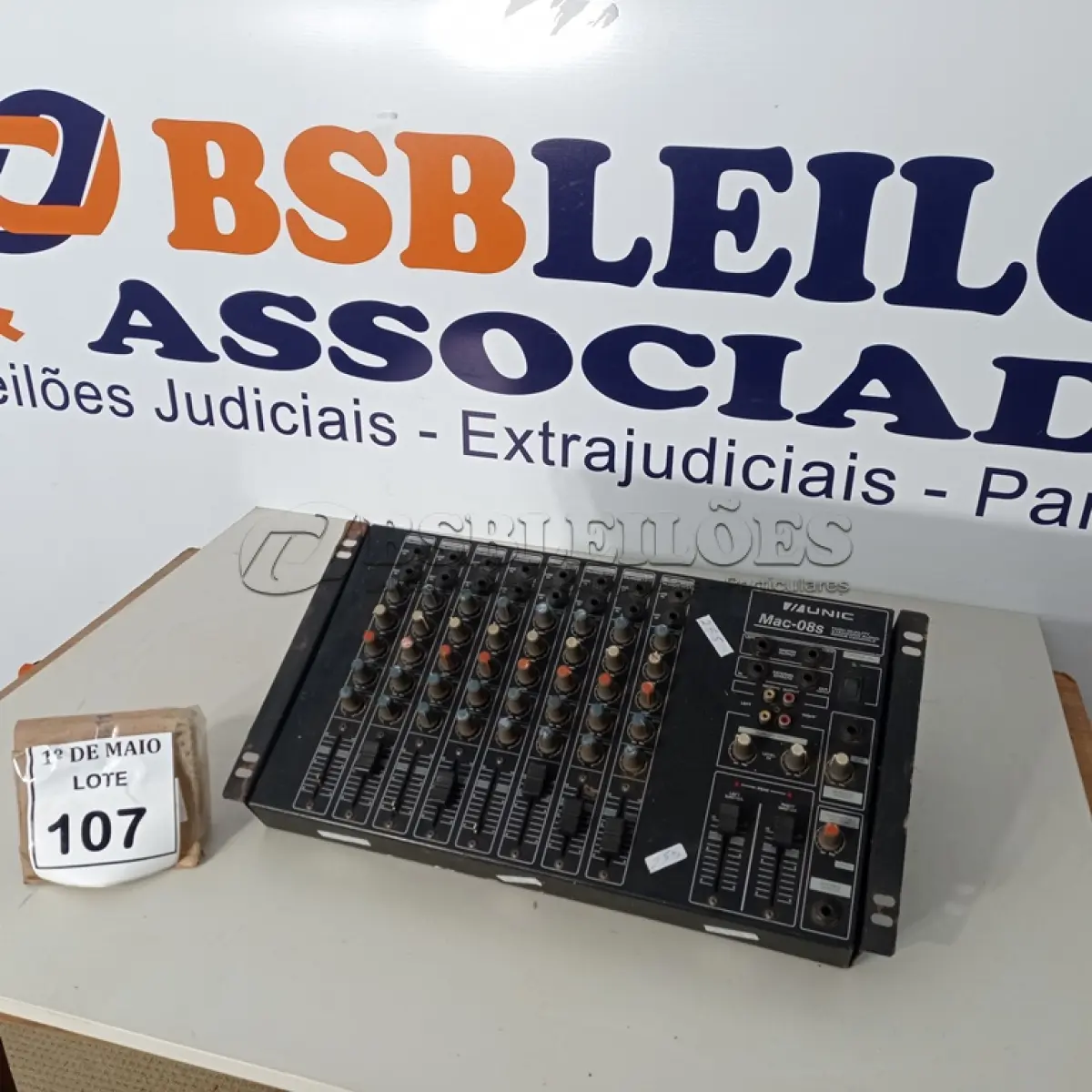 LOTE 107 - 01 MESA DE SOM MARCA UNIC MAC-08S. (NO ESTADO) ATENÇÃO! FAZER A VISITAÇÃO ANTES DE ARREMATAR, NÃO SABEMOS SE FUNCIONA. LEILÃO NÃO TEM GARANTIA E NEM DEVOLUÇÃO, SUJEITO A POSSÍVEIS AVARIAS VISÍVEIS/OCULTAS E/OU AUSÊNCIA DE COMPONENTES.
