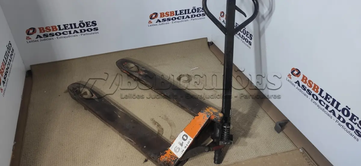LOTE 019 - 01 - PALETEIRA HIDRÁULICA MANUAL (NO ESTADO, NÃO SABEMOS SE FUNCIONA. LEILÃO NÃO TEM GARANTIA E NEM DEVOLUÇÃO, SUJEITO A POSSÍVEIS AVARIAS VISÍVEIS/OCULTAS E/OU AUSÊNCIA DE COMPONENTES)